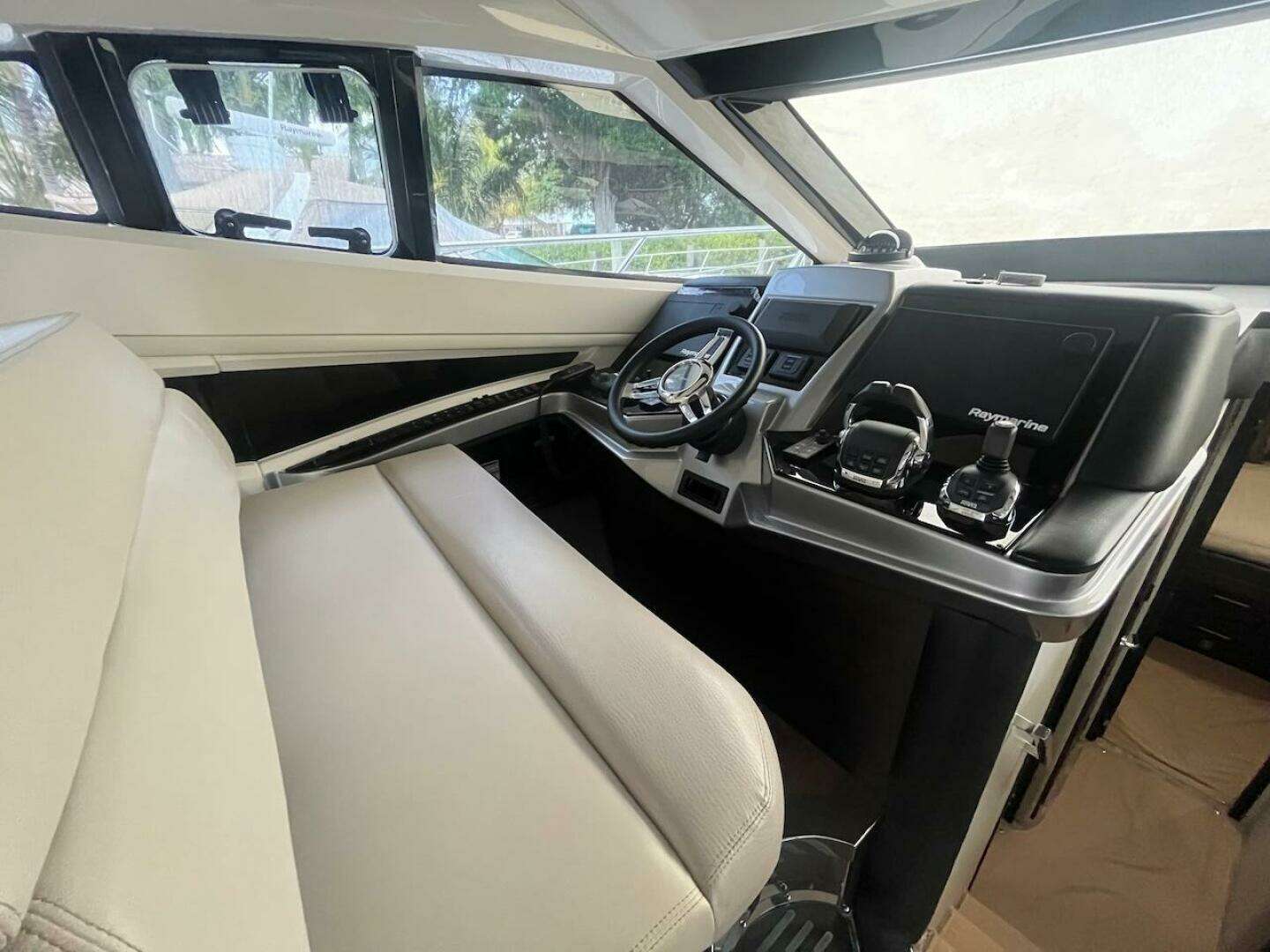 2017 Marquis 500 Sport Yacht - Image 34