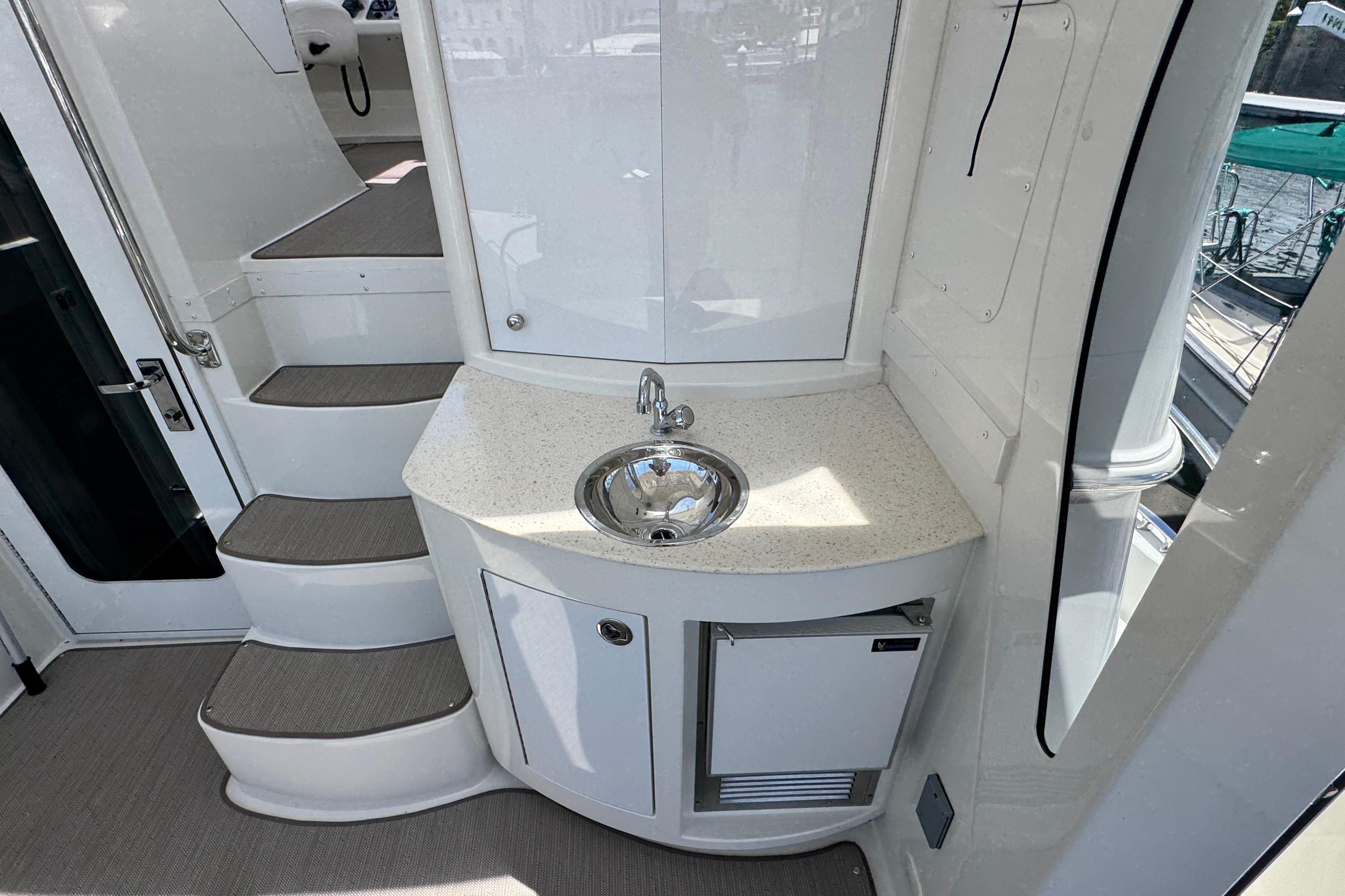 2007 Carver 47 Motor Yacht Aft Sun Deck