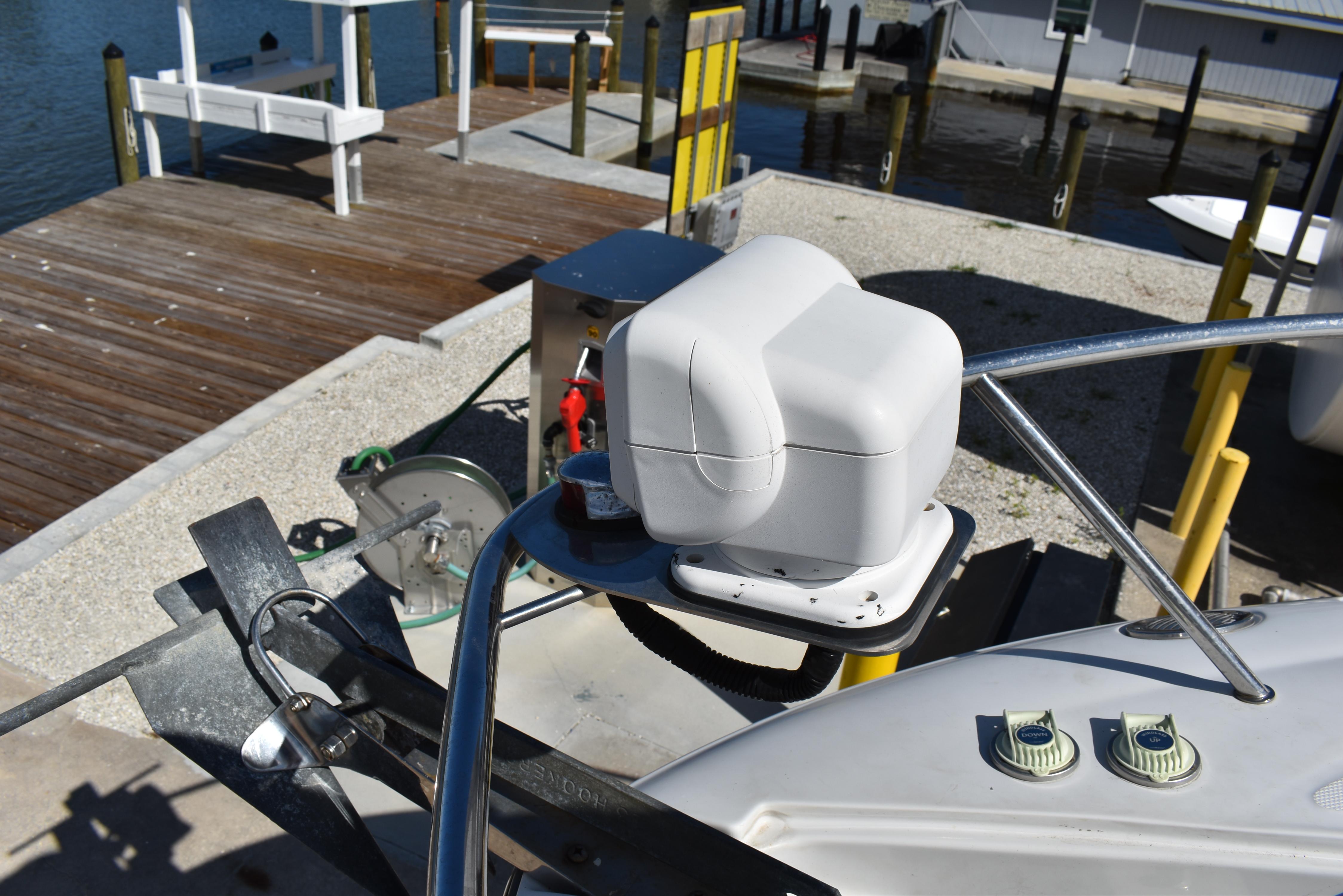 Crownline 275 CCR 2005 boat with dockside equipment and railing.