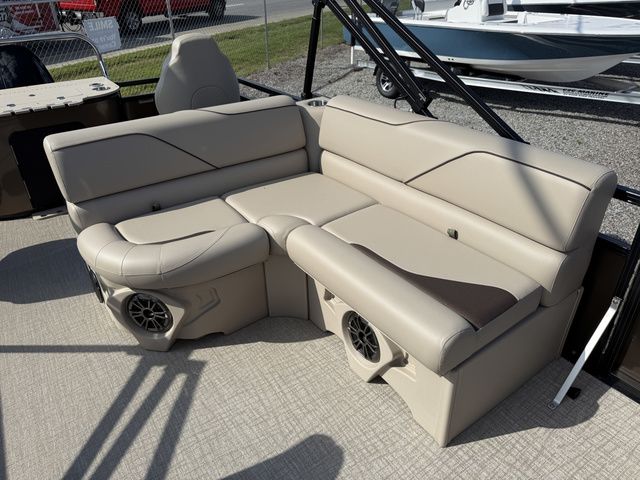 2026 Tahoe Sport 85 - 21 Rear Fish - 12