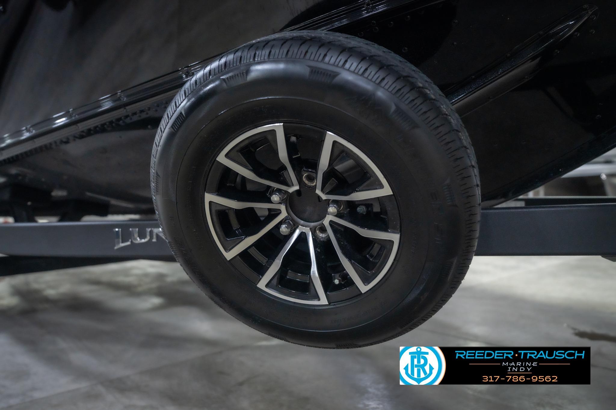 2026 Lund 2075 Impact XS trailer wheel, black alloy rim, Reeder Trausch Marine logo.