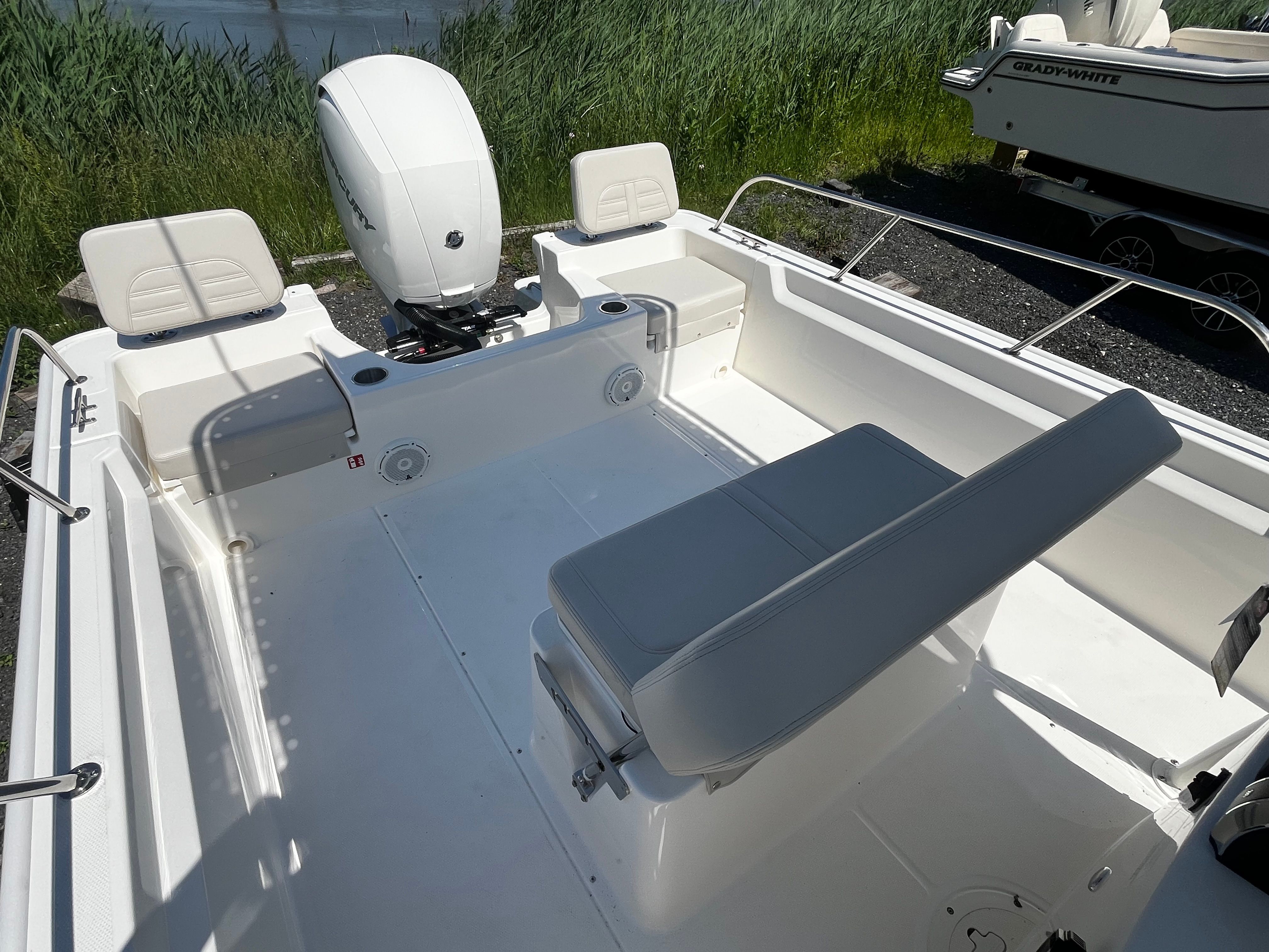 2026 BOSTON WHALER 190 MONTAUK - Image 7
