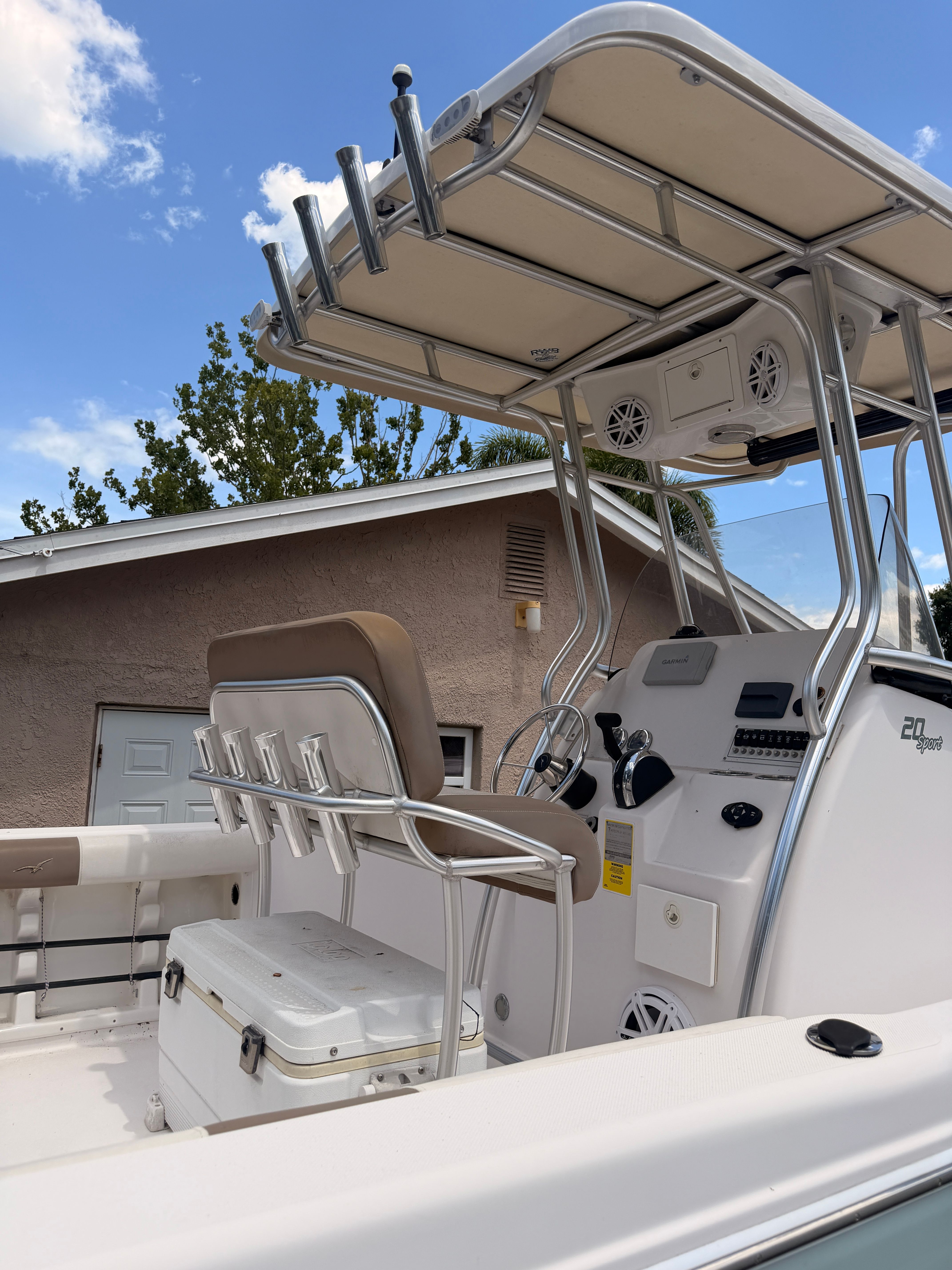 2017 Pro-Line 20 Sport boat with helm and seating area.