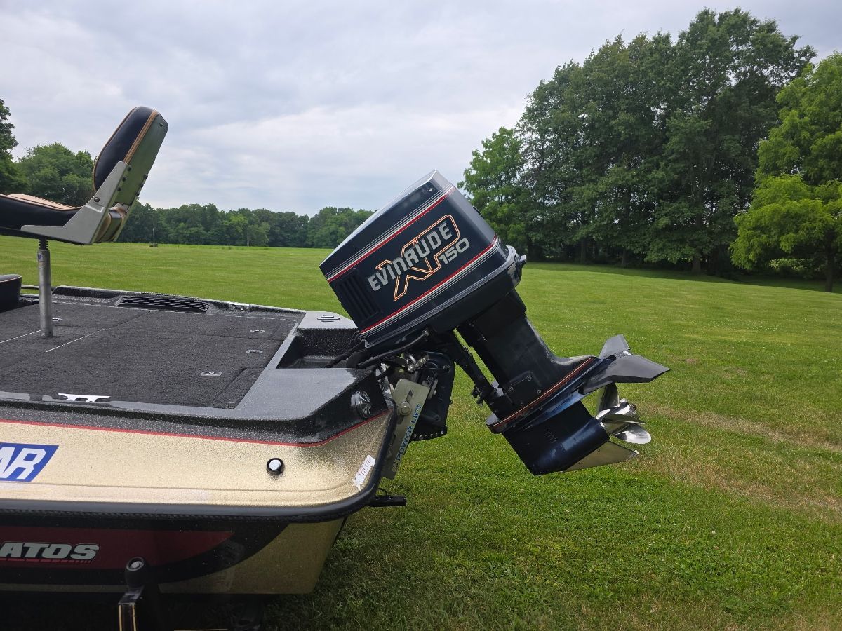 1989 Stratos 268 DC bass boat - 3