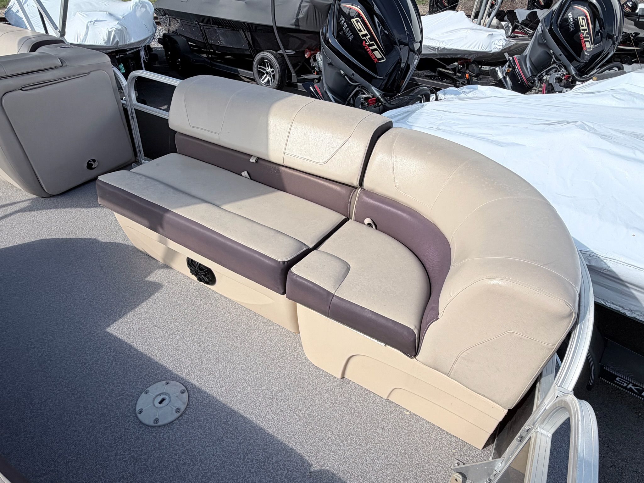 2018 Sun Tracker Party Barge 20 DLX - 14