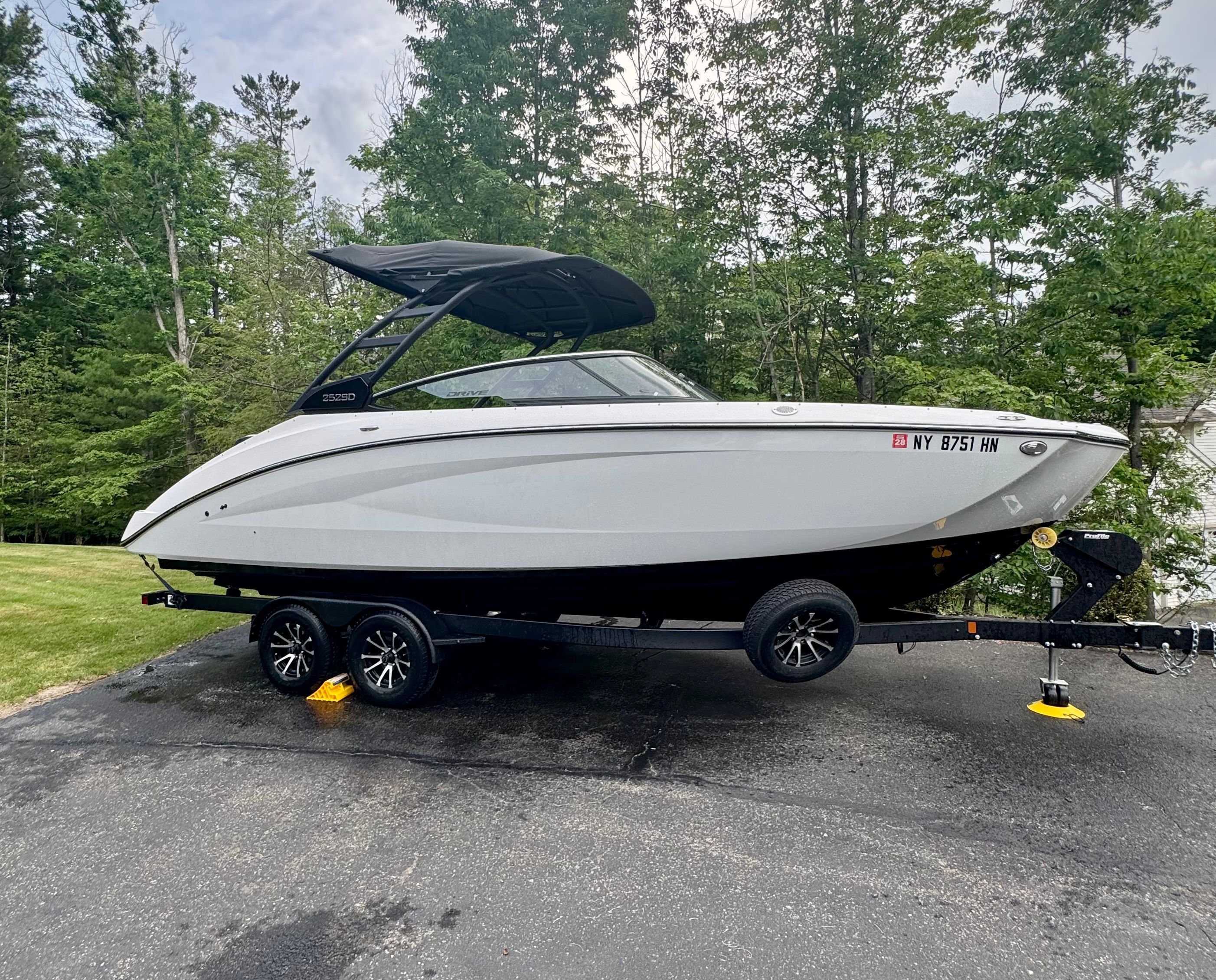 2025 Yamaha Boats 252SD parked on trailer outdoors.
