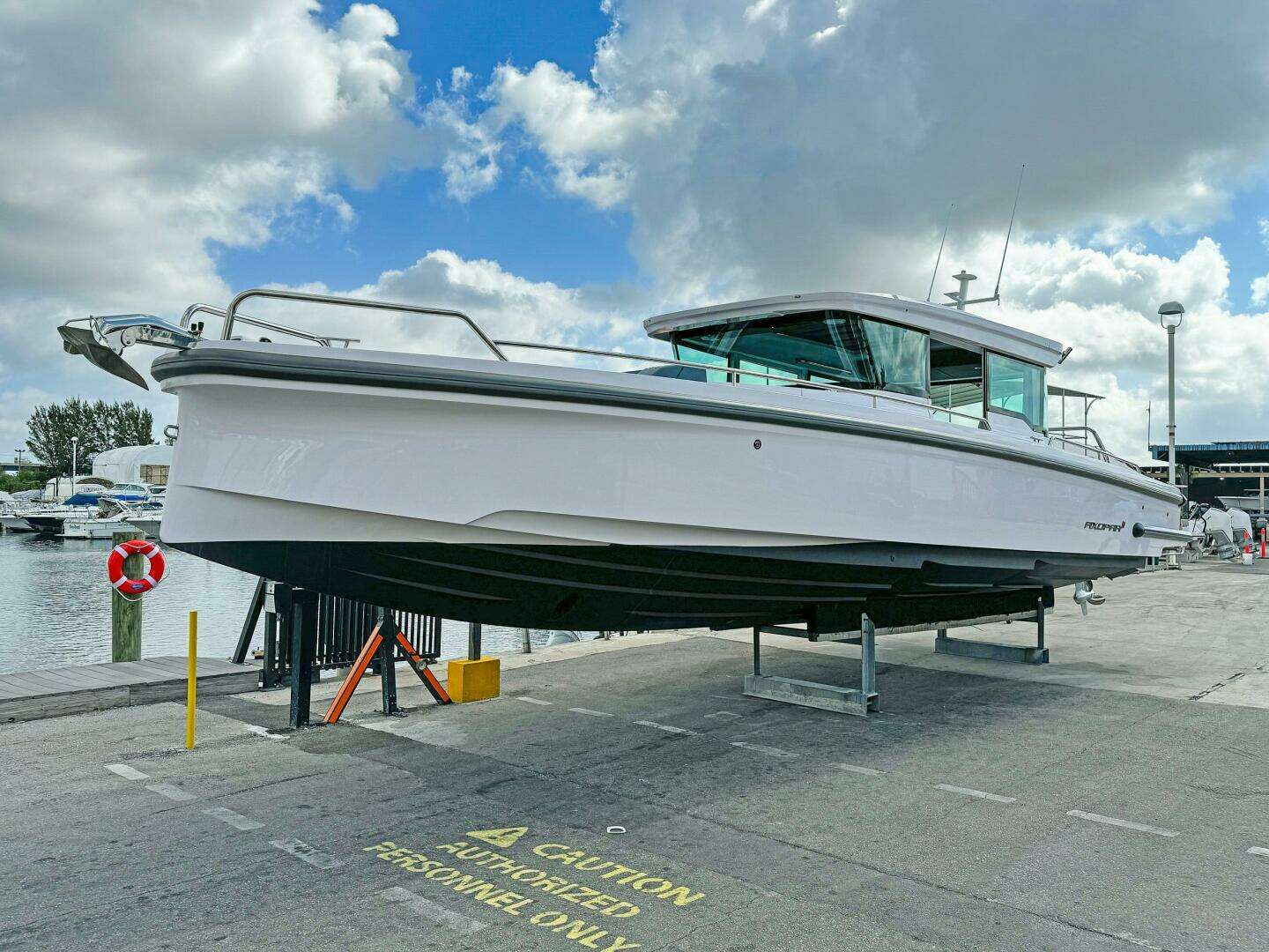 2024 Axopar 37XC CROSS CABIN - Image 24