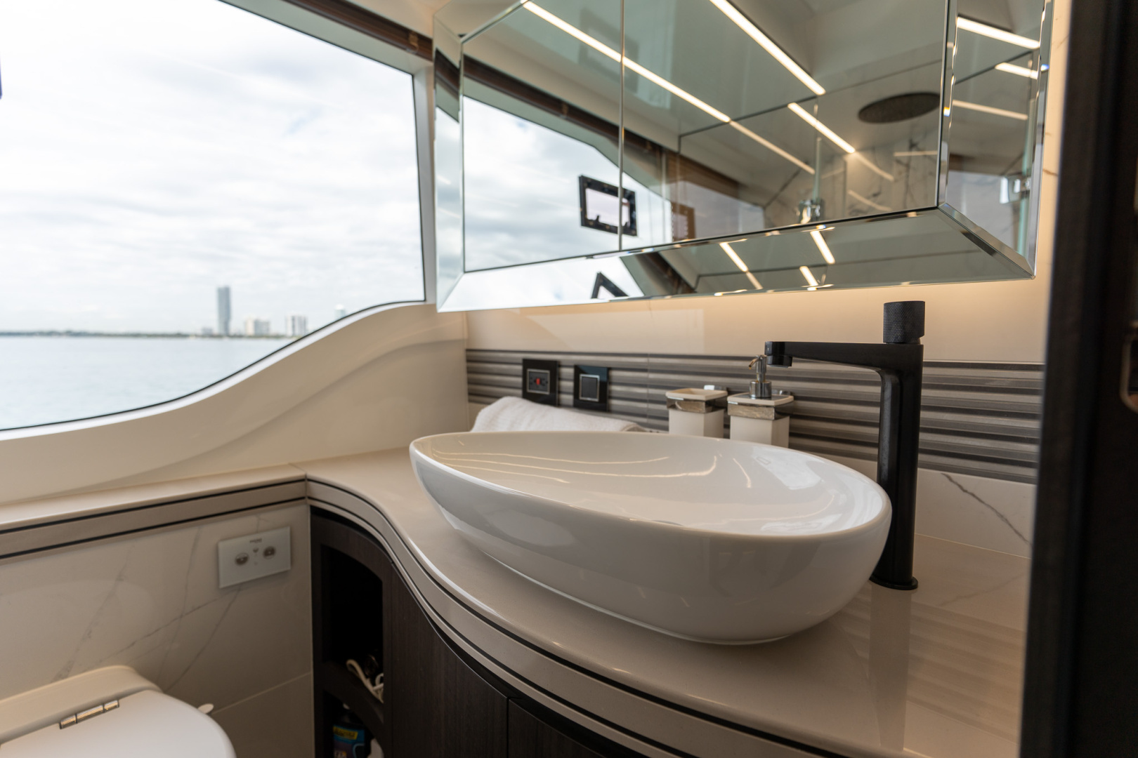 2025 Galeon 560 FLY - Image 50