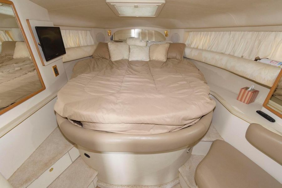Interior of 1998 Sea Ray Sundancer 370 yacht cabin.