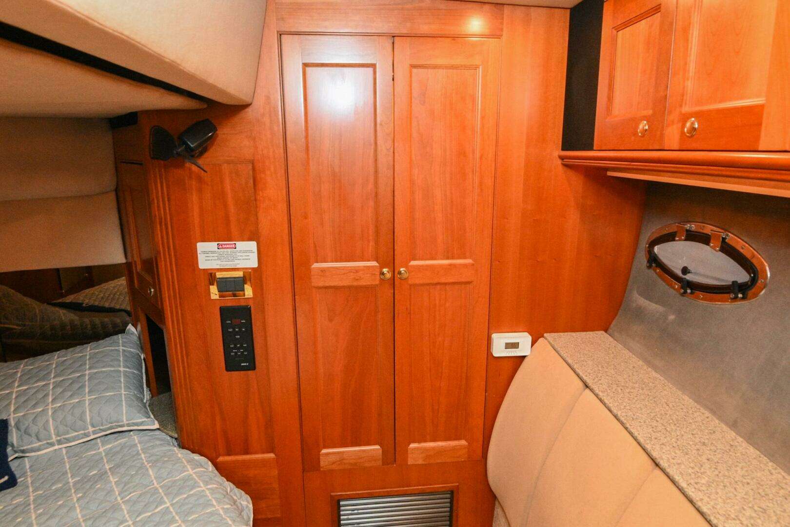 2002 Cruisers Yachts 5000 Sedan Sport - Image 64