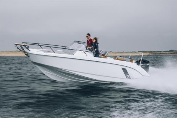 2025 Beneteau Flyer 7 SUNdeck speeding on water, showcasing sleek design and performance.