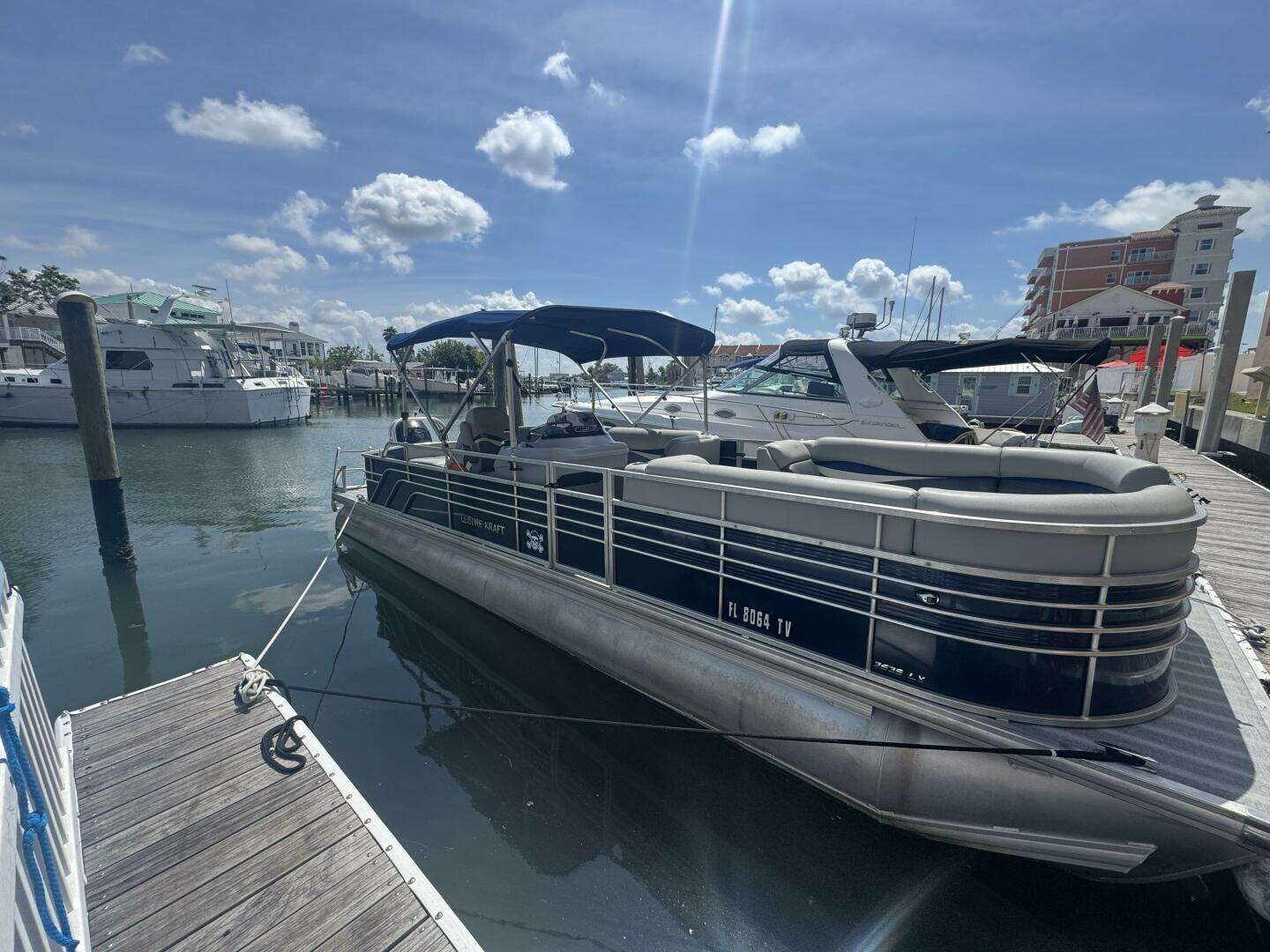 2021 Leisure Kraft Prestige 2635 LX Tri-Toon - Image 3