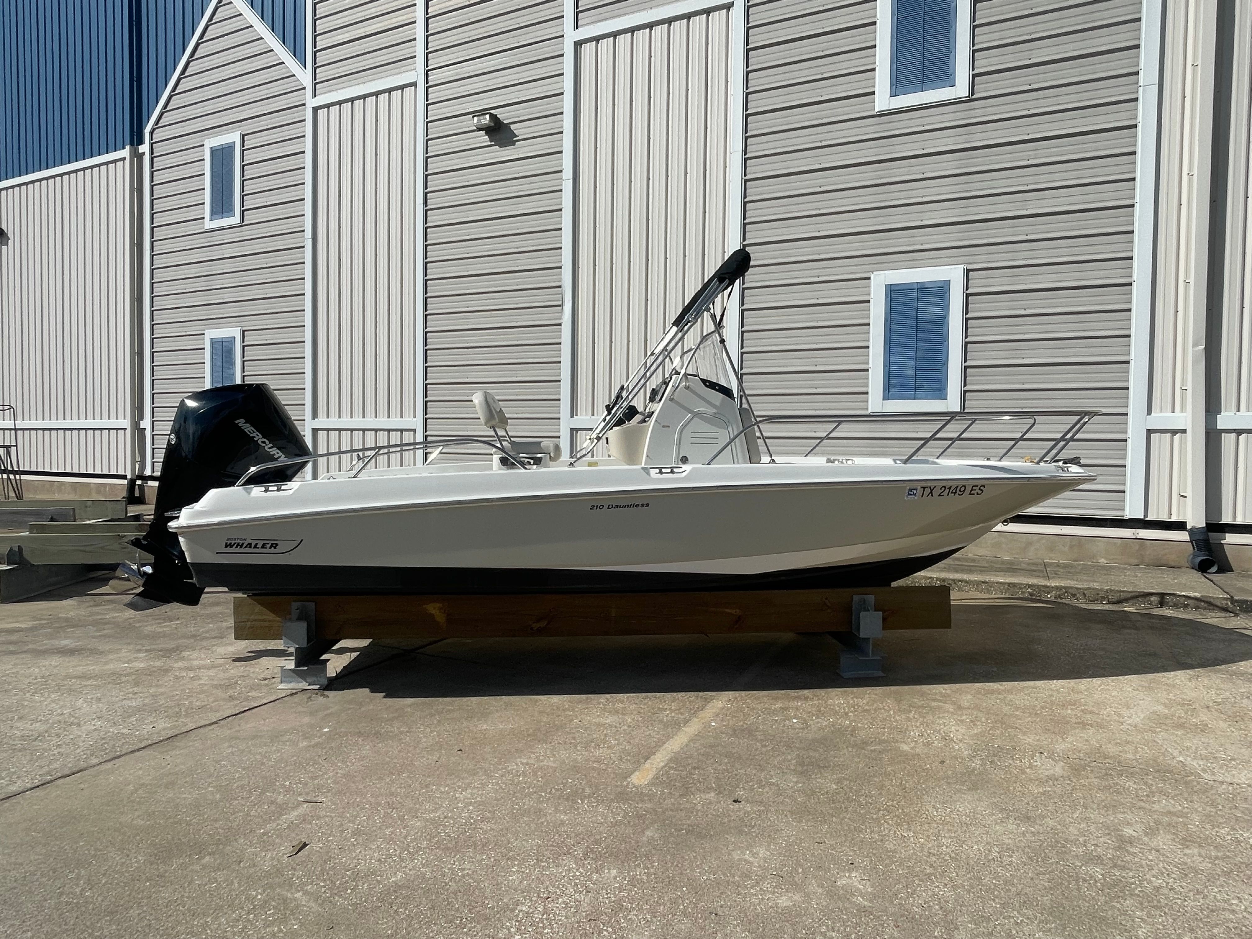 2019 Boston Whaler 210 Dauntless