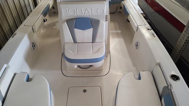 2025 Robalo 226 Cayman - 10