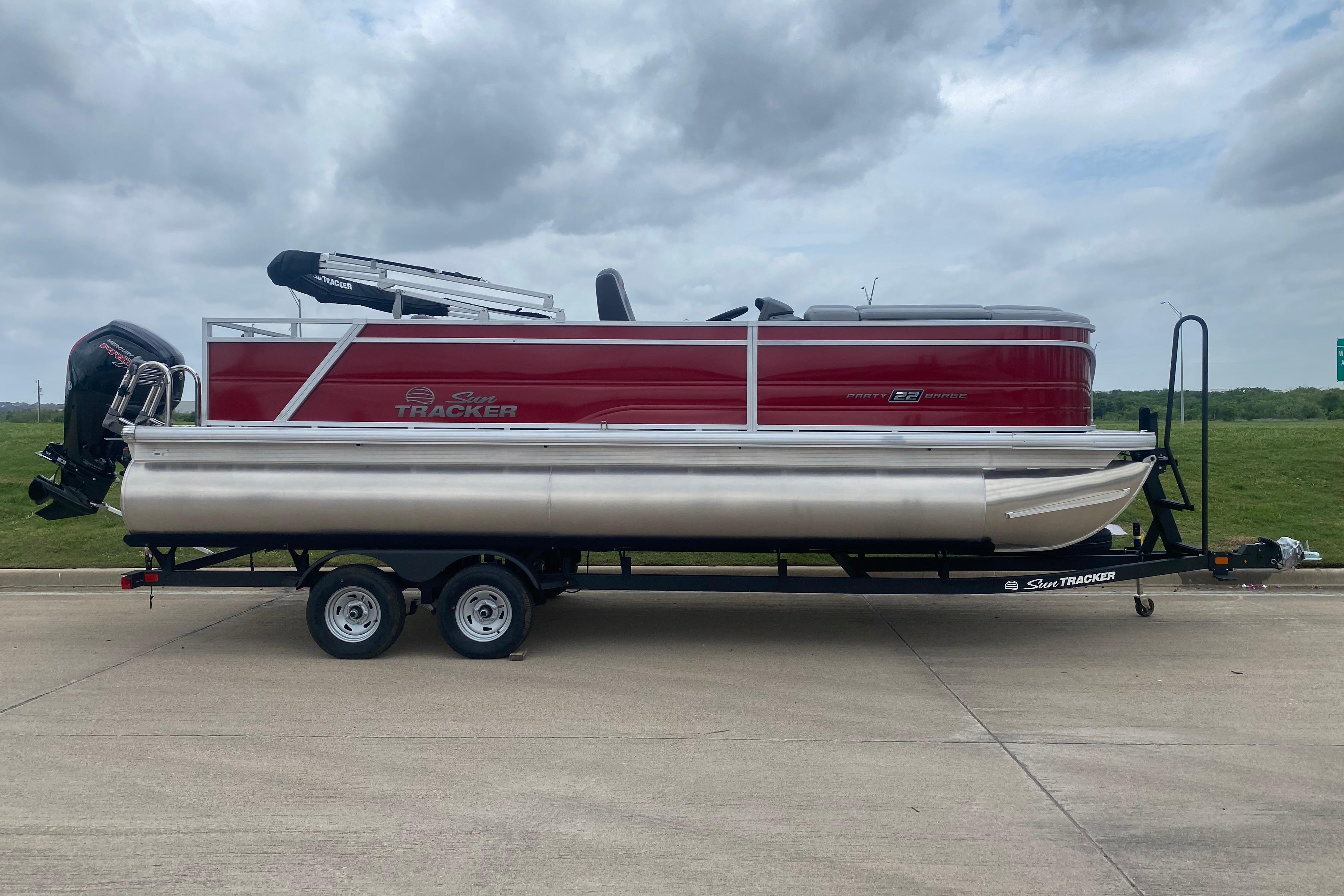 2026 Sun Tracker Party Barge 22 RF DLX
