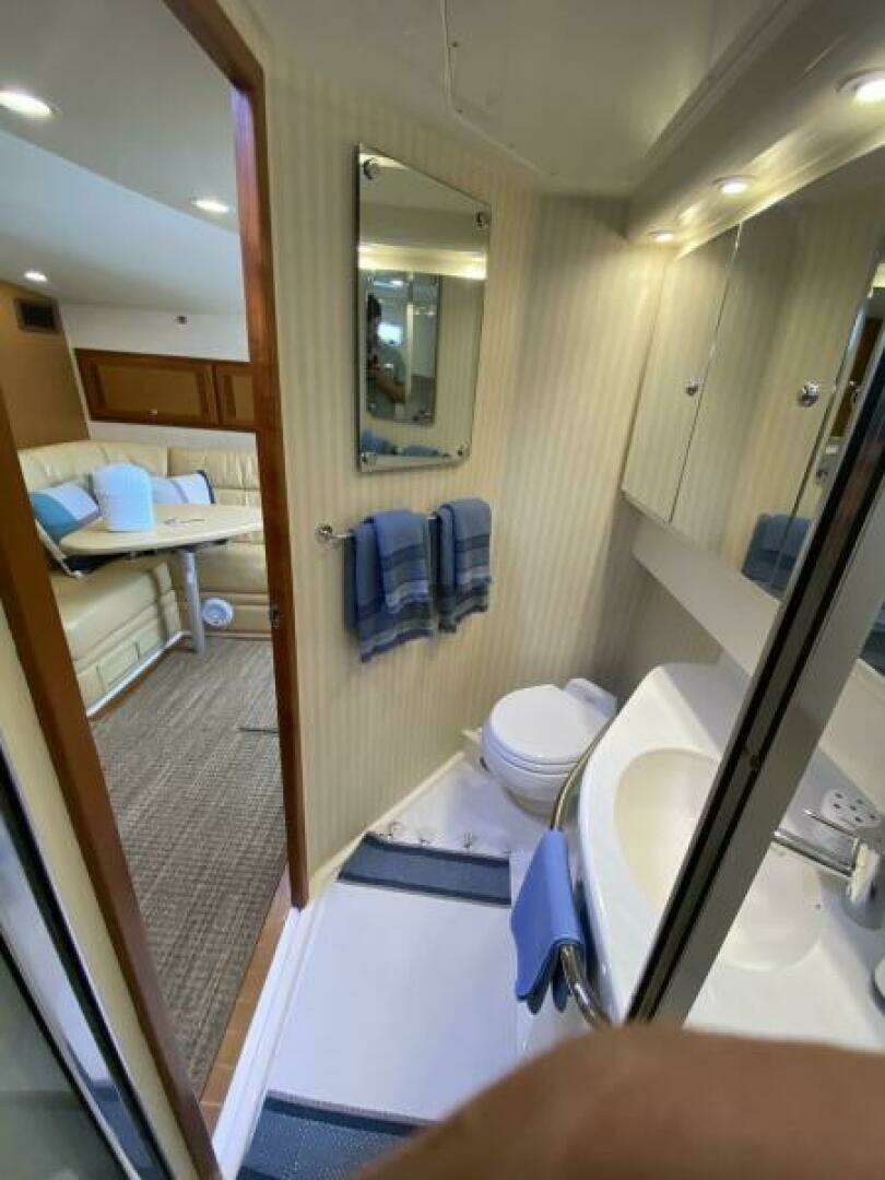 2006 Cabo 40 Express - Image 19