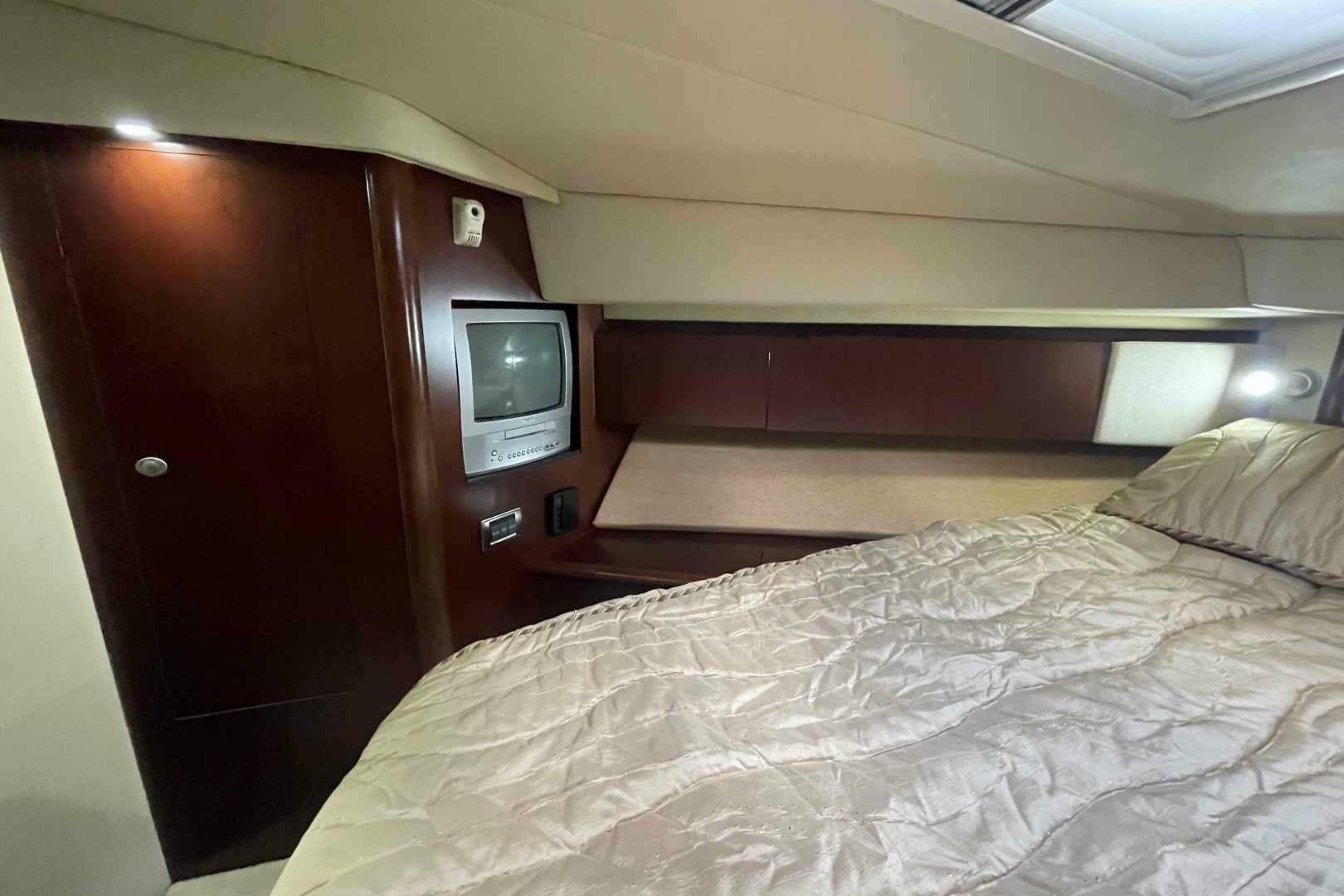 2005 Sea Ray 420 Sedan Bridge - Image 31