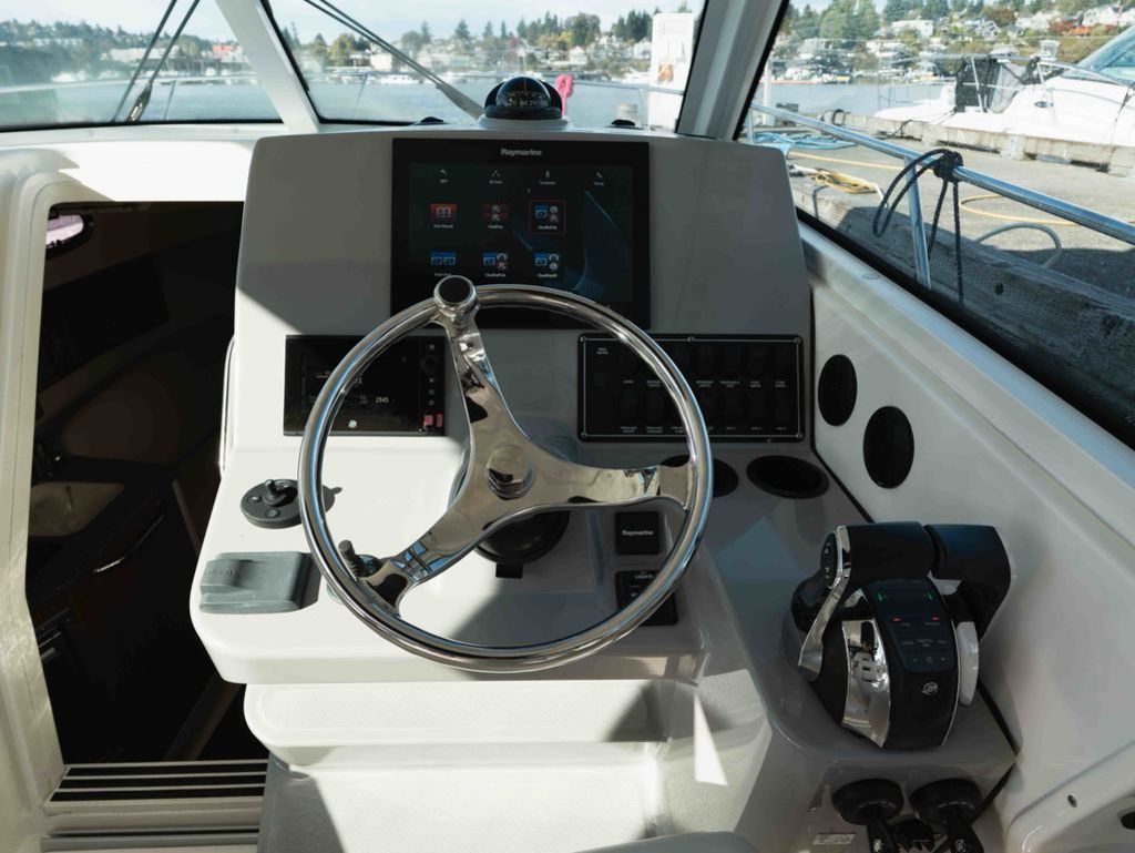 2017 Boston Whaler 315 Conquest - 13