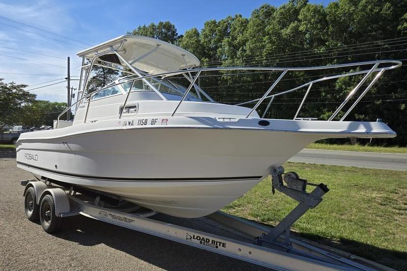 2004 Robalo R235 Walkaround
