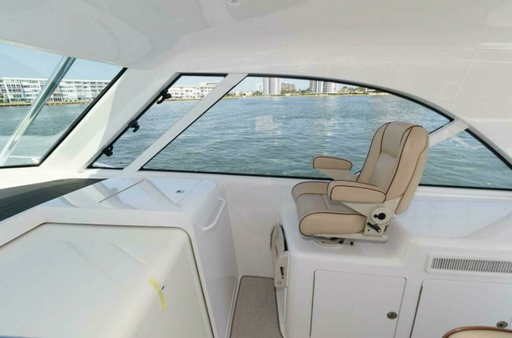 2015 Hatteras Express Sportfish - Image 13