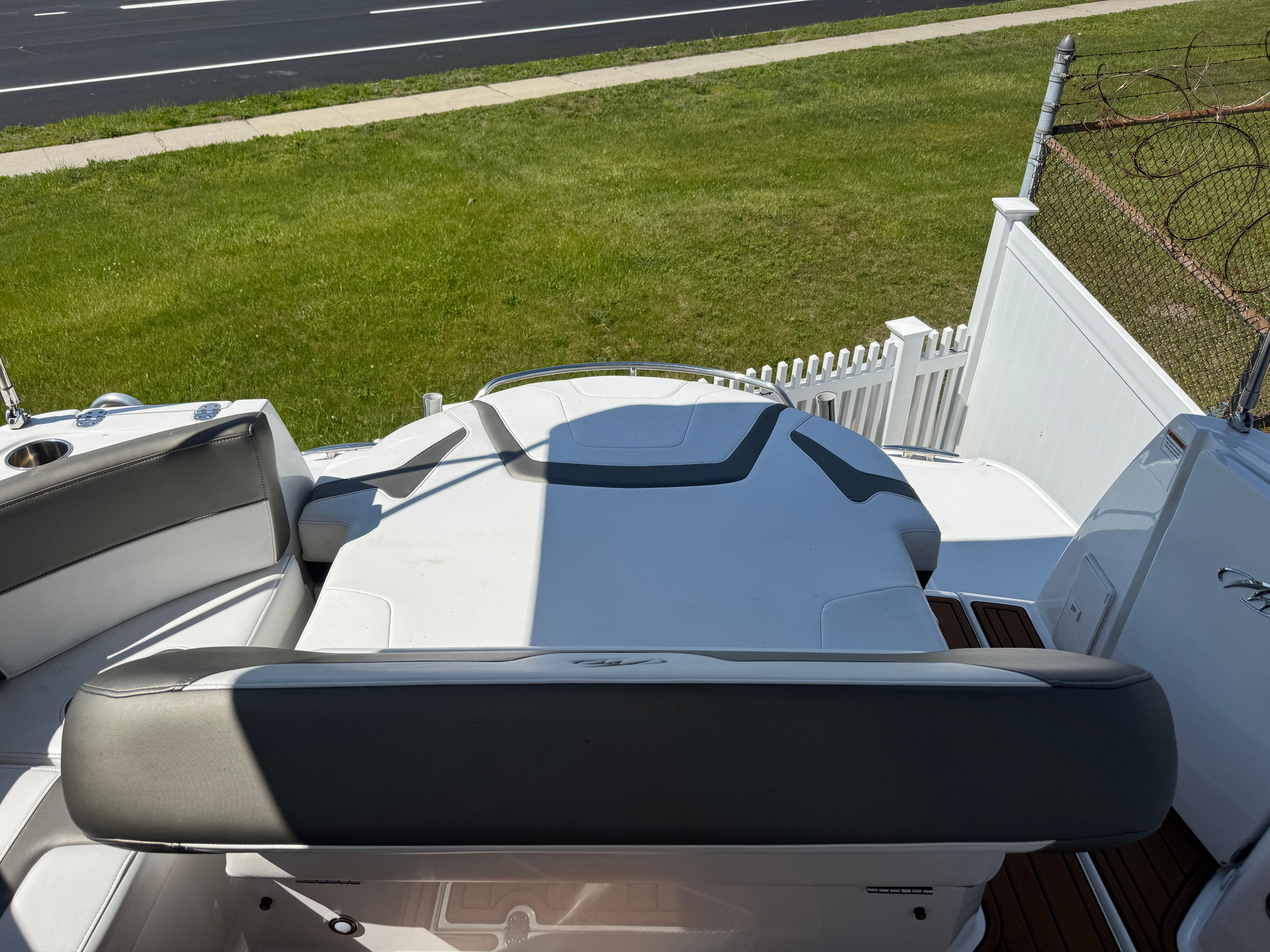 2018 Monterey 335 Sport Yacht - 17