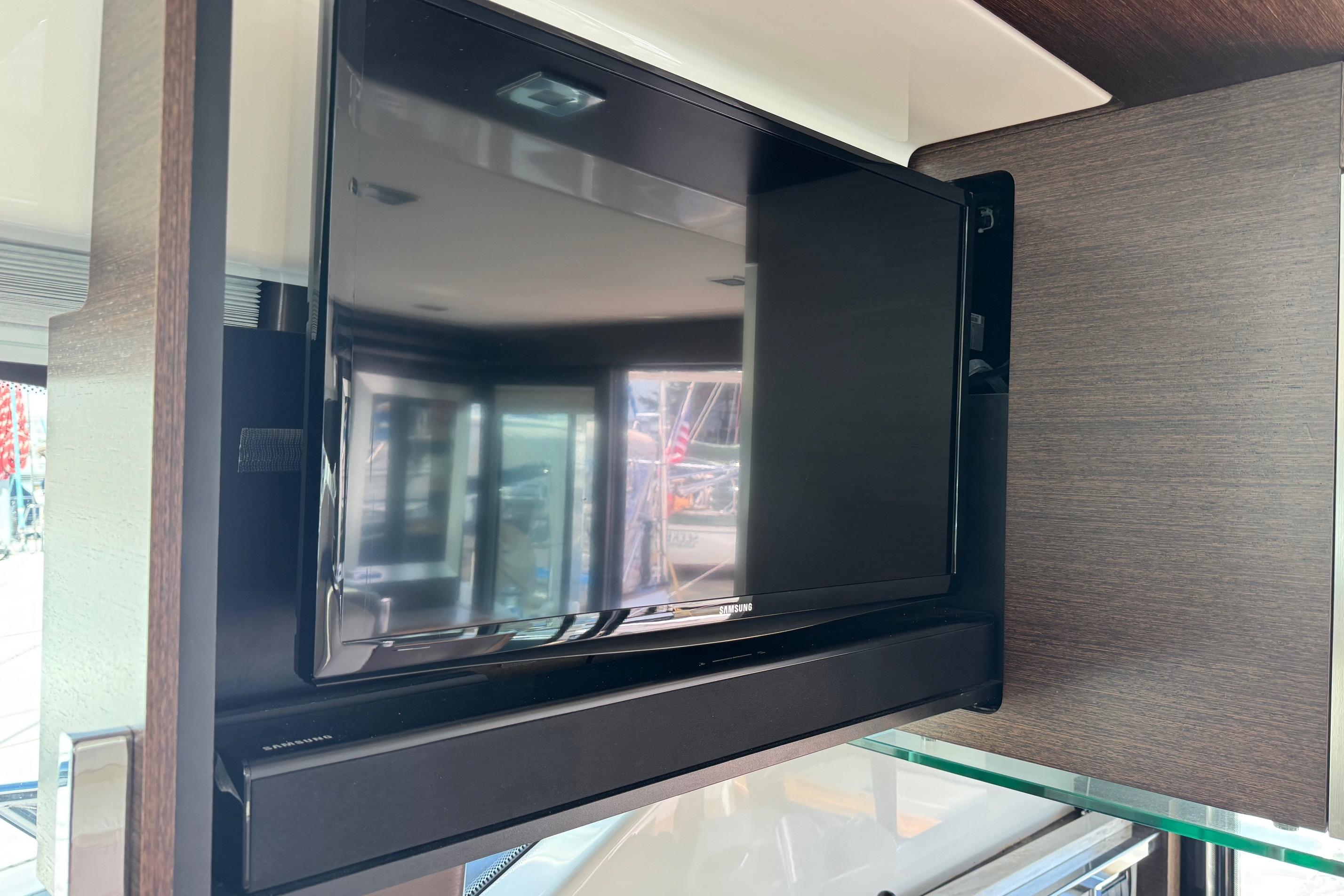 Main Salon TV