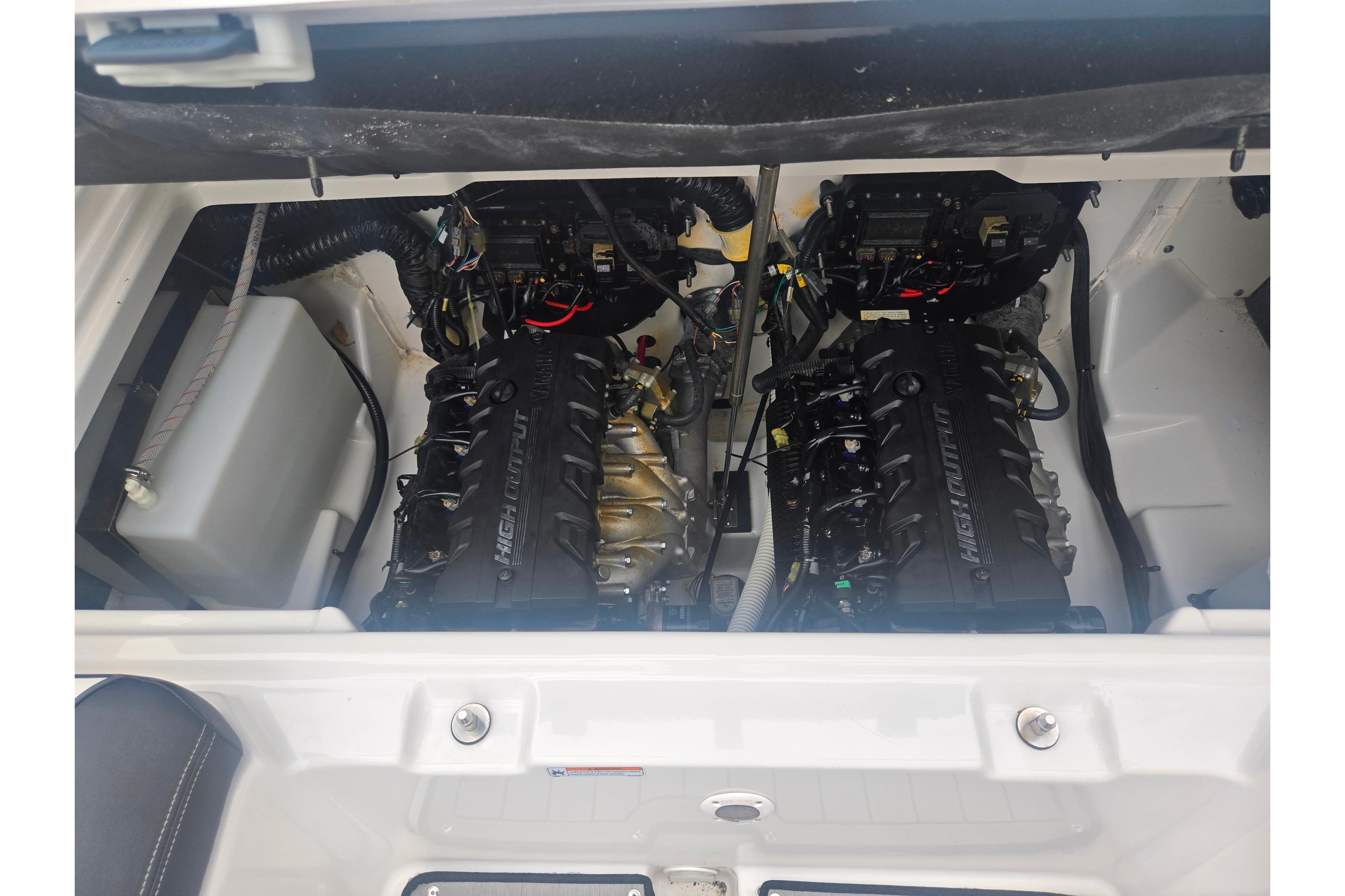 2023 Yamaha Boats 252S engine compartment with dual high-output engines.