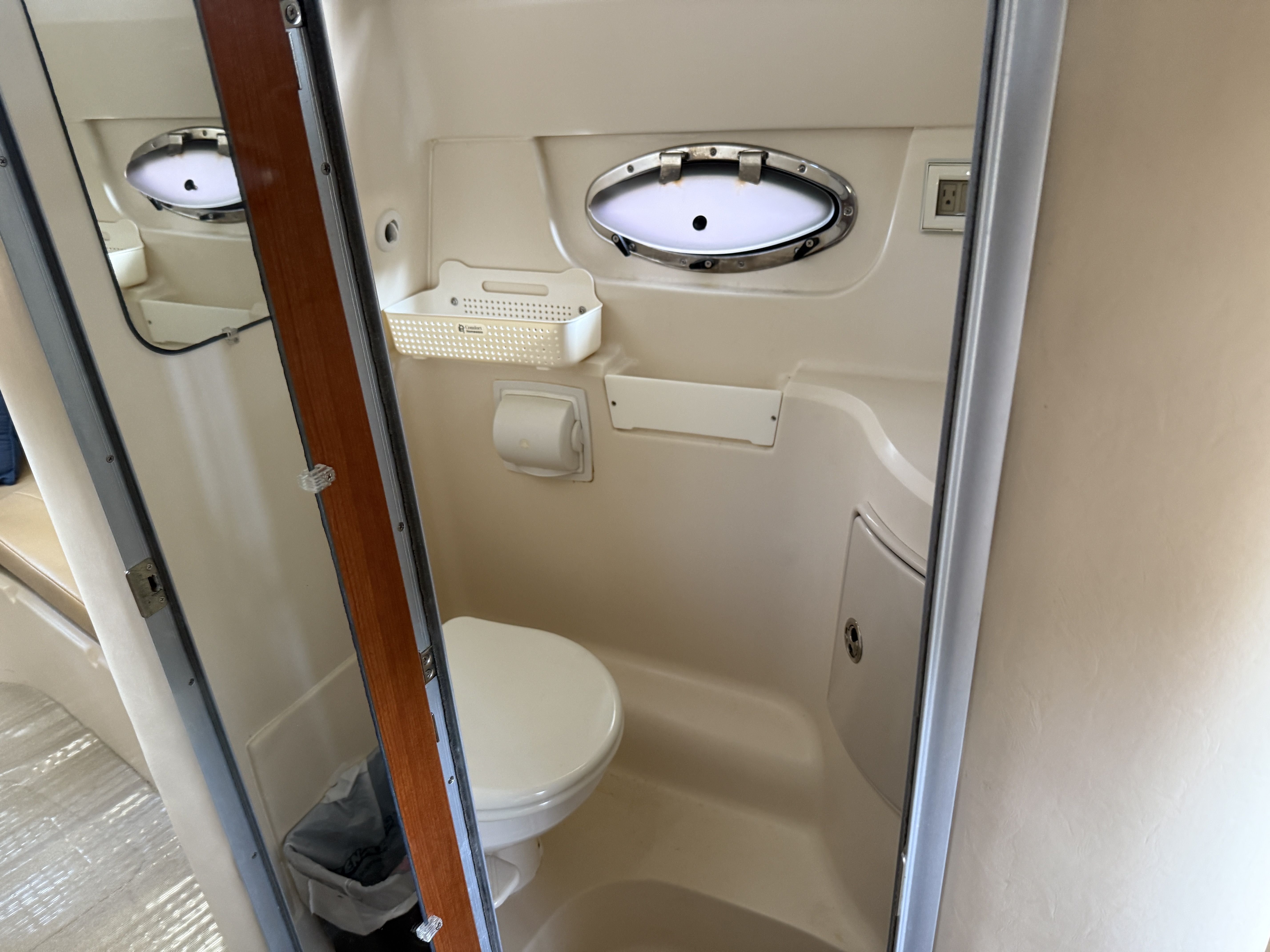 2007 Regal 2565 Window Express - 14