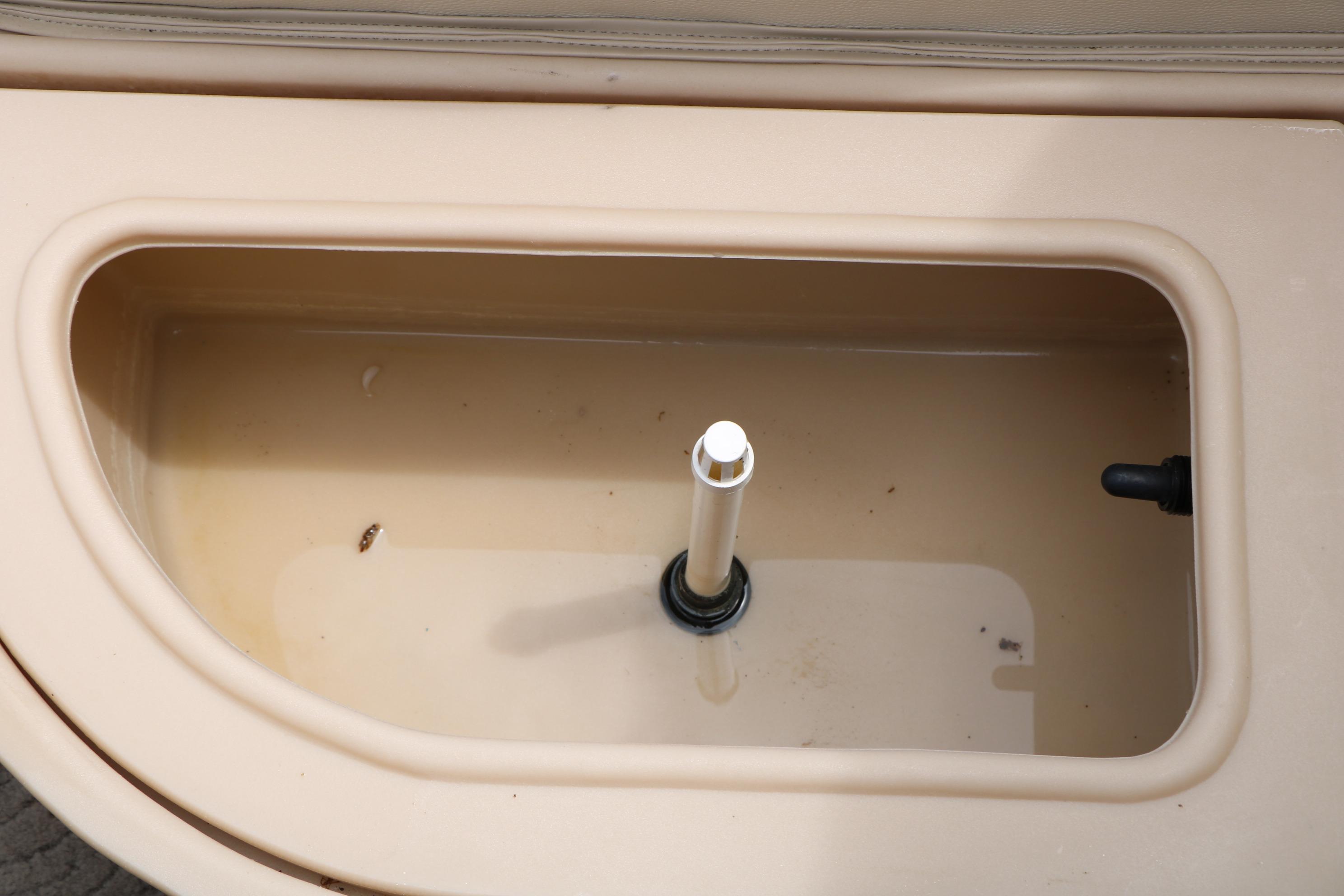 Livewell compartment in a 2013 Sun Tracker Fishin' Barge 20 DLX boat.