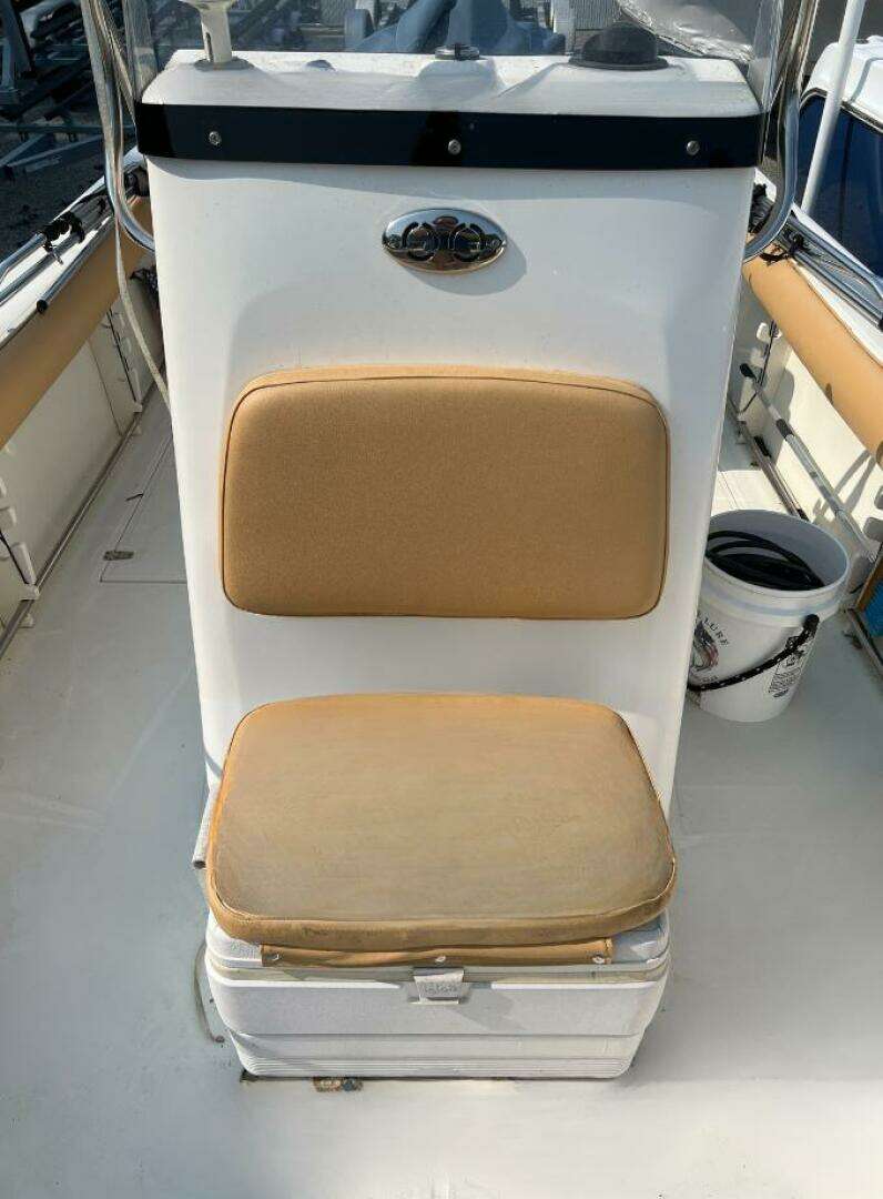 2004 Boston Whaler 210 Outrage - Image 7