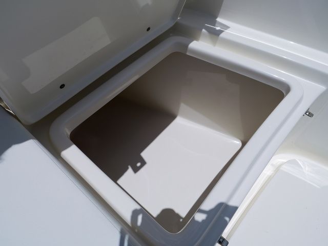2027 Bulls Bay 230 Center Console - 43