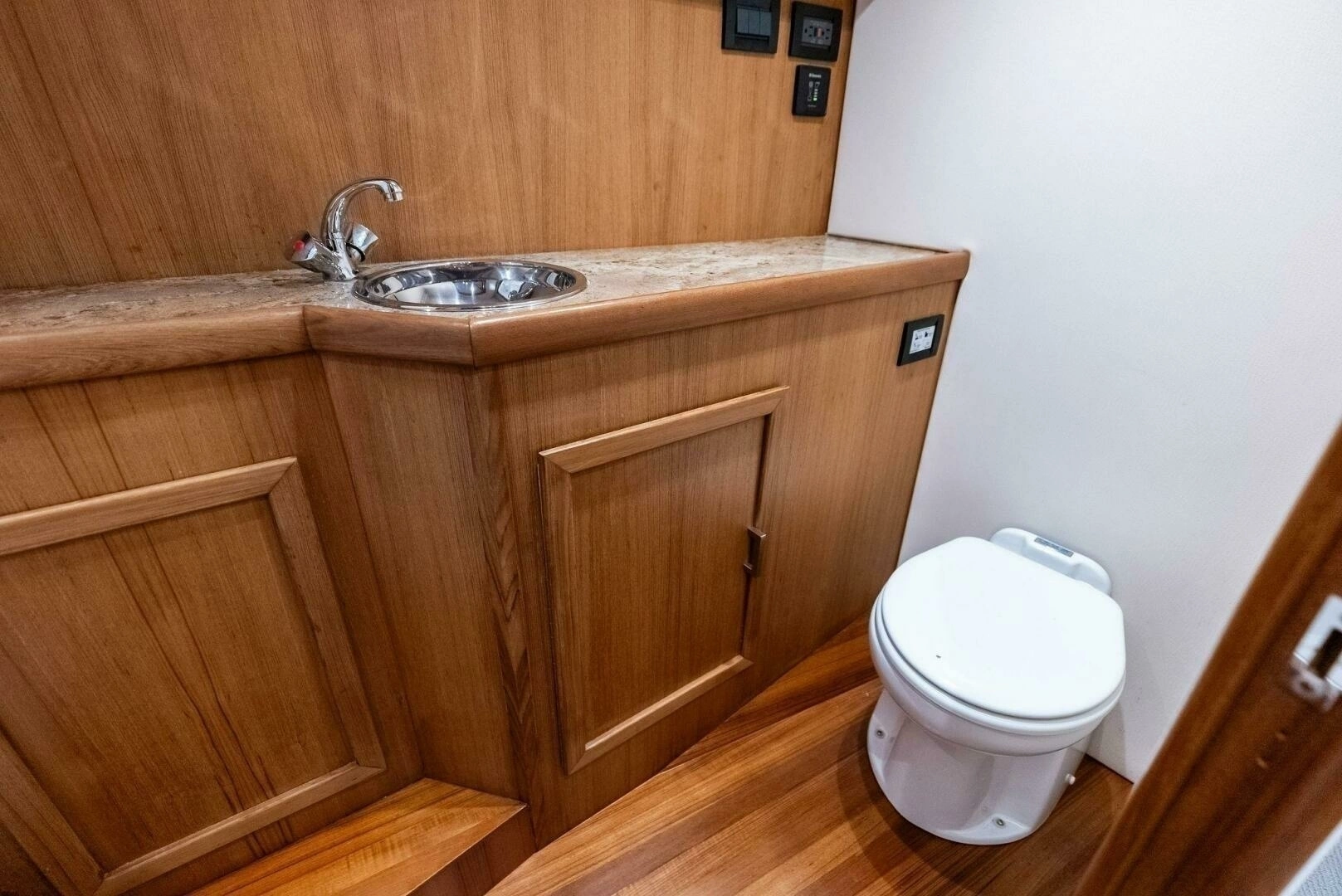 2018 Custom Carolina 35 Express - Image 37