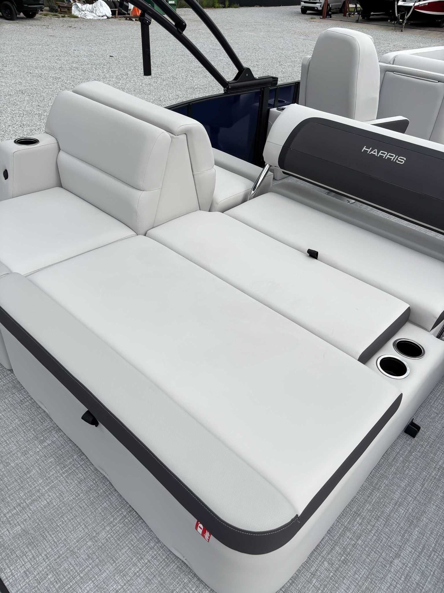 Harris Cruiser 230 SLDH 2026, luxurious boat lounge seating.