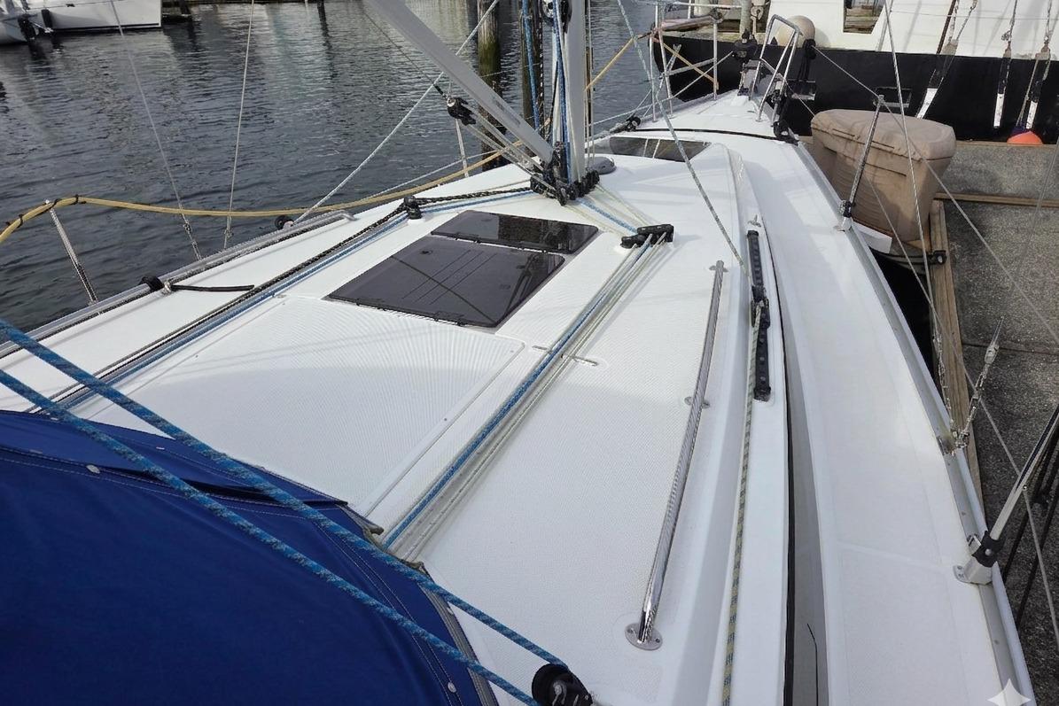 Bavaria Cruiser 34 foredeck.