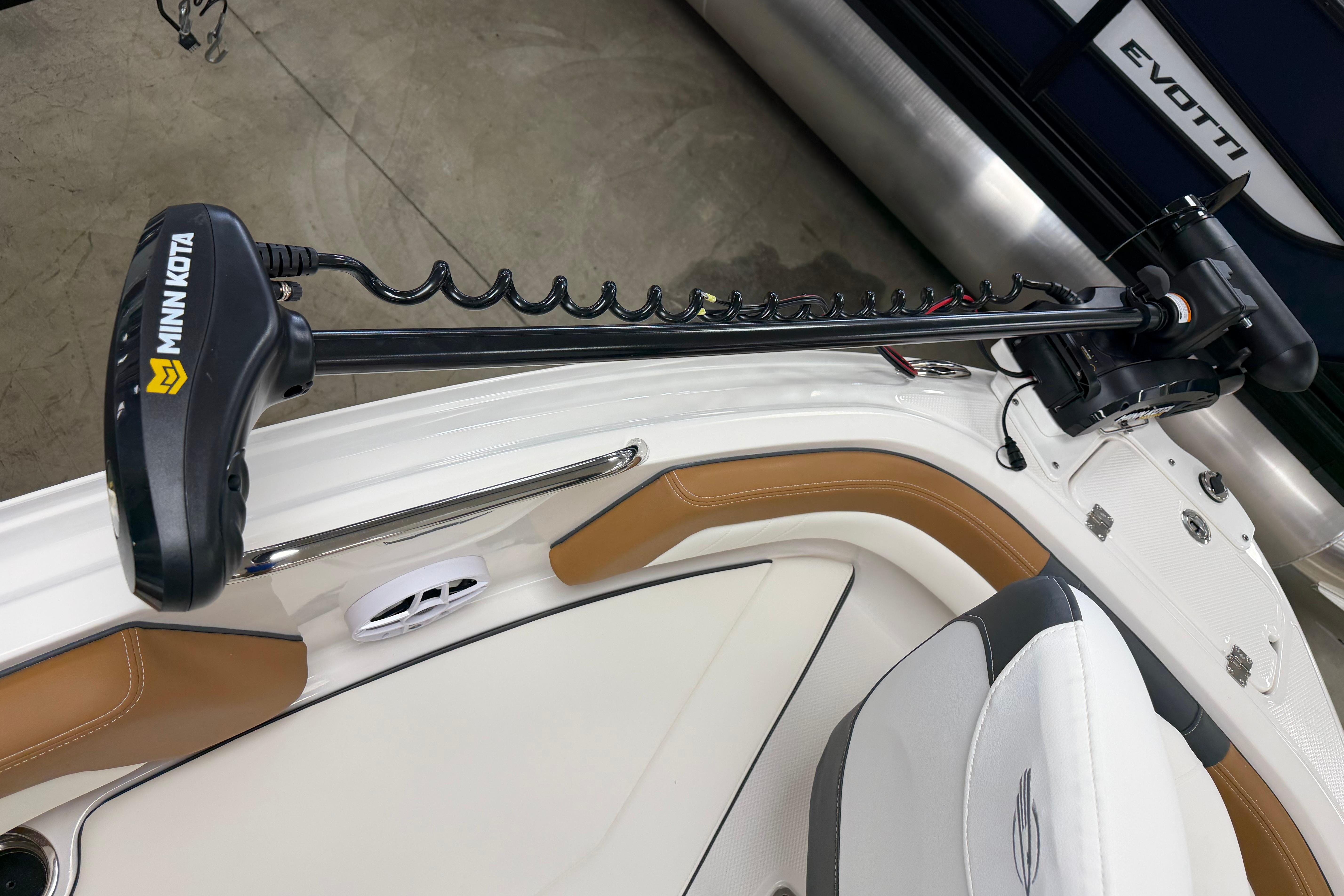 Minn Kota trolling motor on 2026 Chaparral 21 SSi Ski & Fish boat.