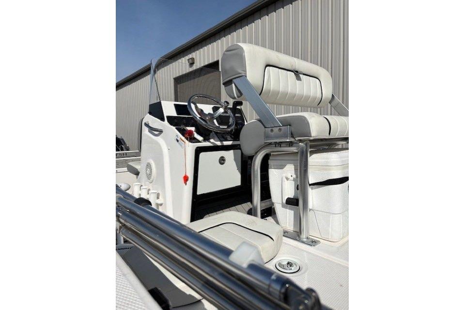 2022 Yamaha Boats 195 FSH Deluxe interior with steering console and seating.
