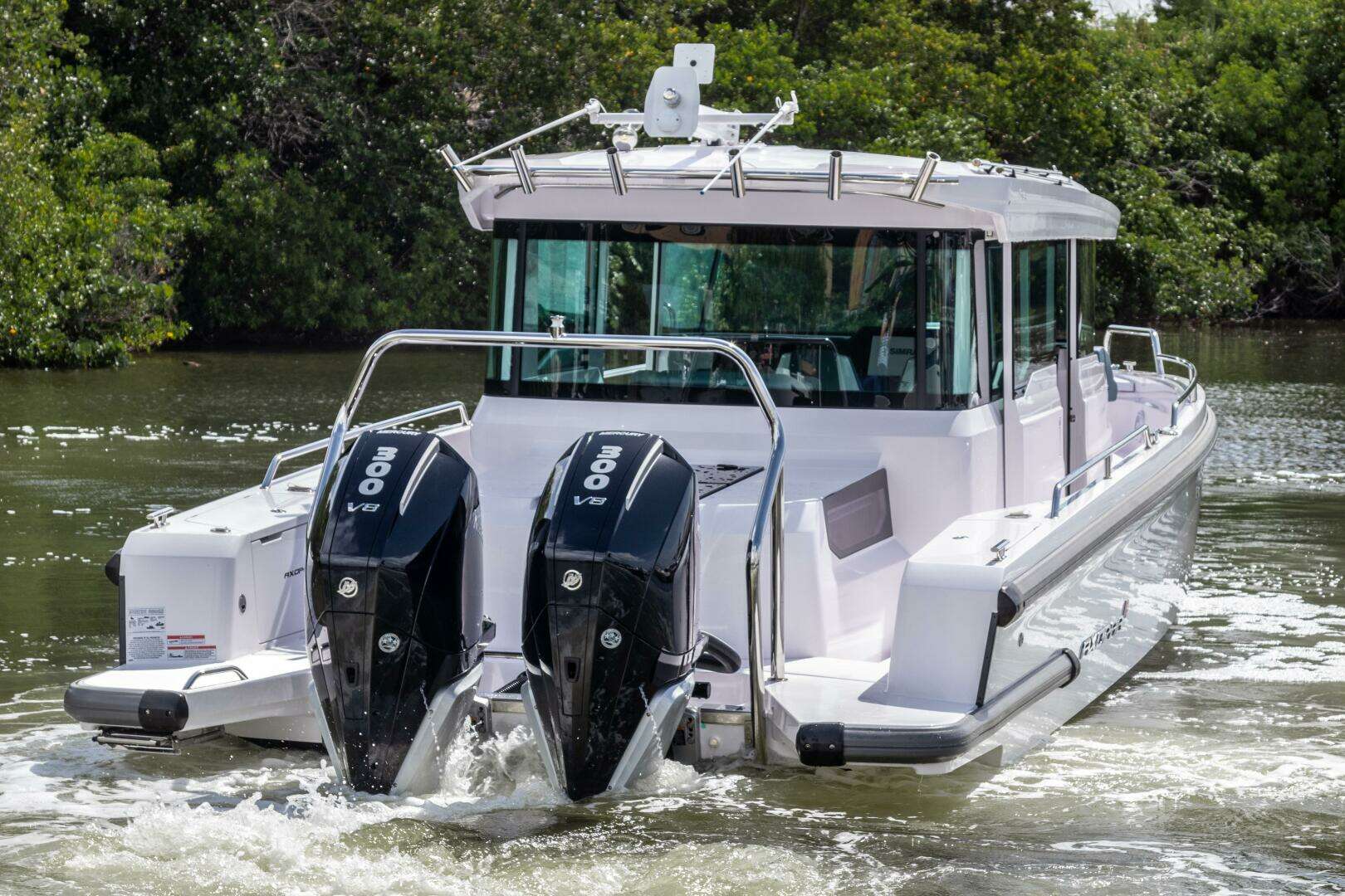 2024 Axopar 37XC CROSS CABIN - Image 4