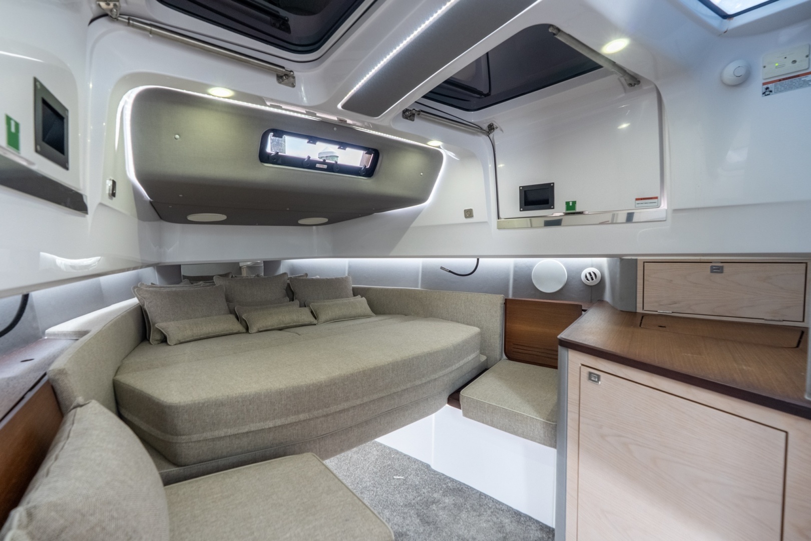 2024 Axopar 45 XC Cross Cabin - Image 27