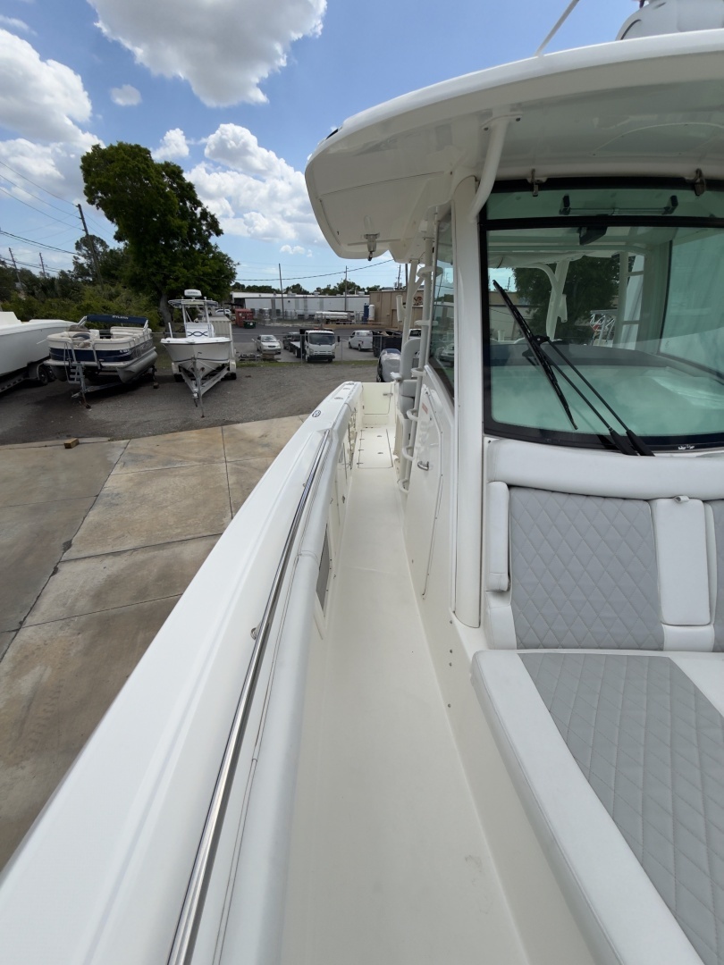 2016 Boston Whaler 350 Outrage - Image 15