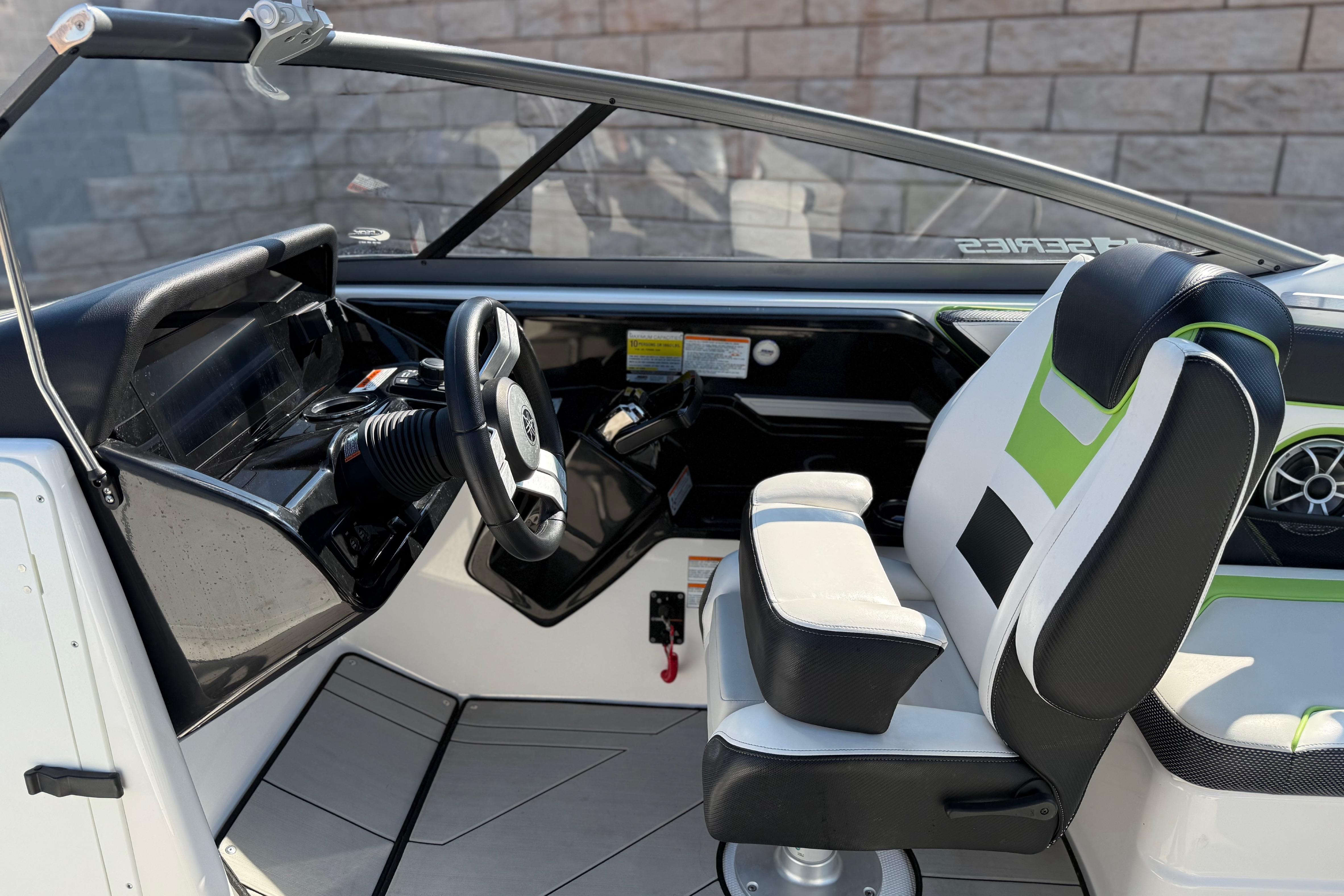 2022 Yamaha Boats 212XE cockpit with modern steering and stylish seating.