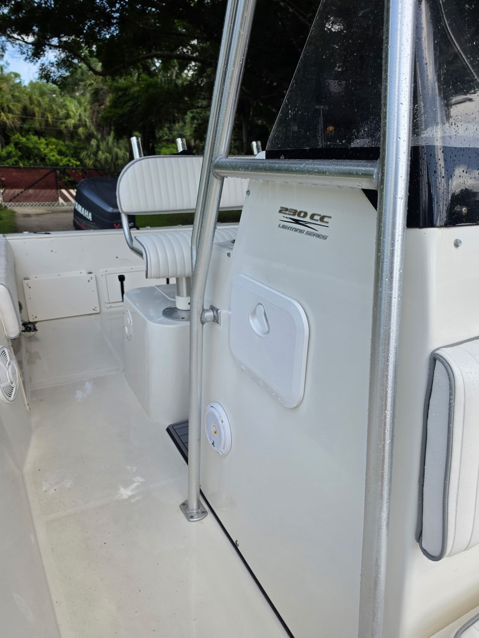 The image shows the cockpit of a 2004 Hydra-Sports Lightning 230 CC boat.