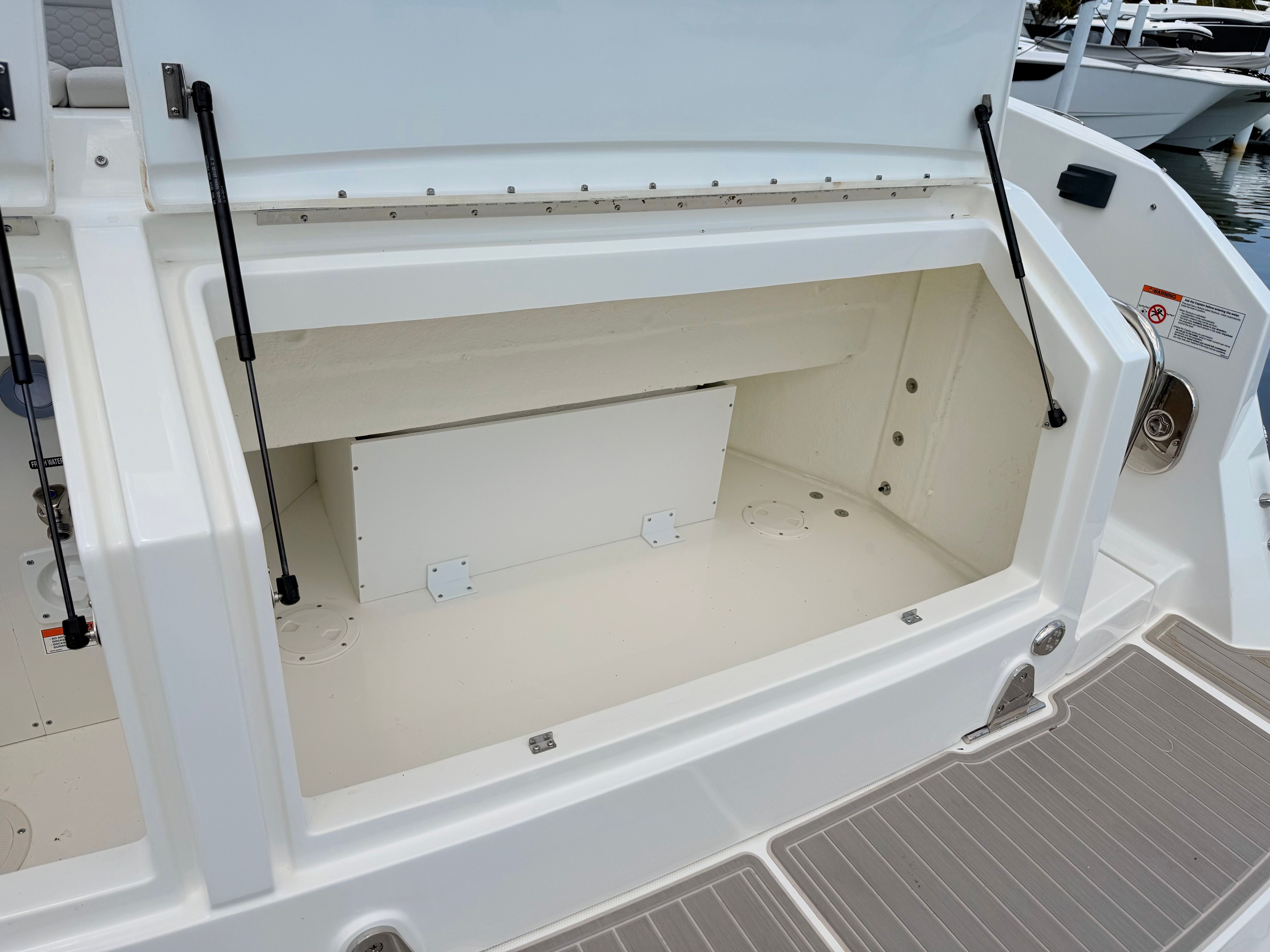 2026 Sea Ray Sundancer 320 Outboard - 26