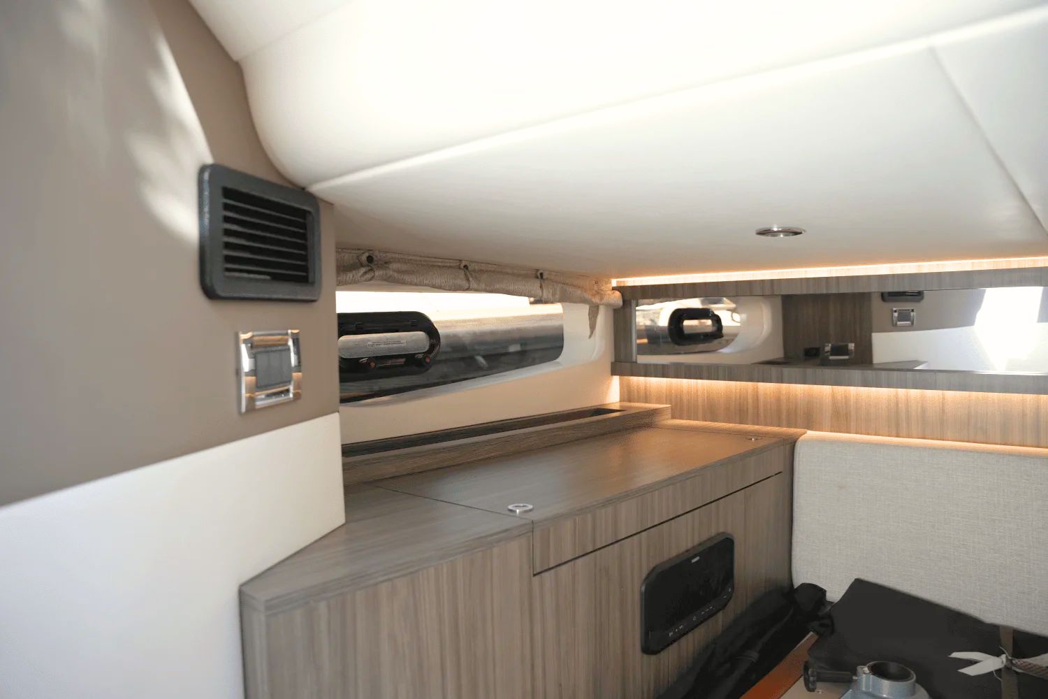 2025 Sea Ray Sundancer 370 - 43
