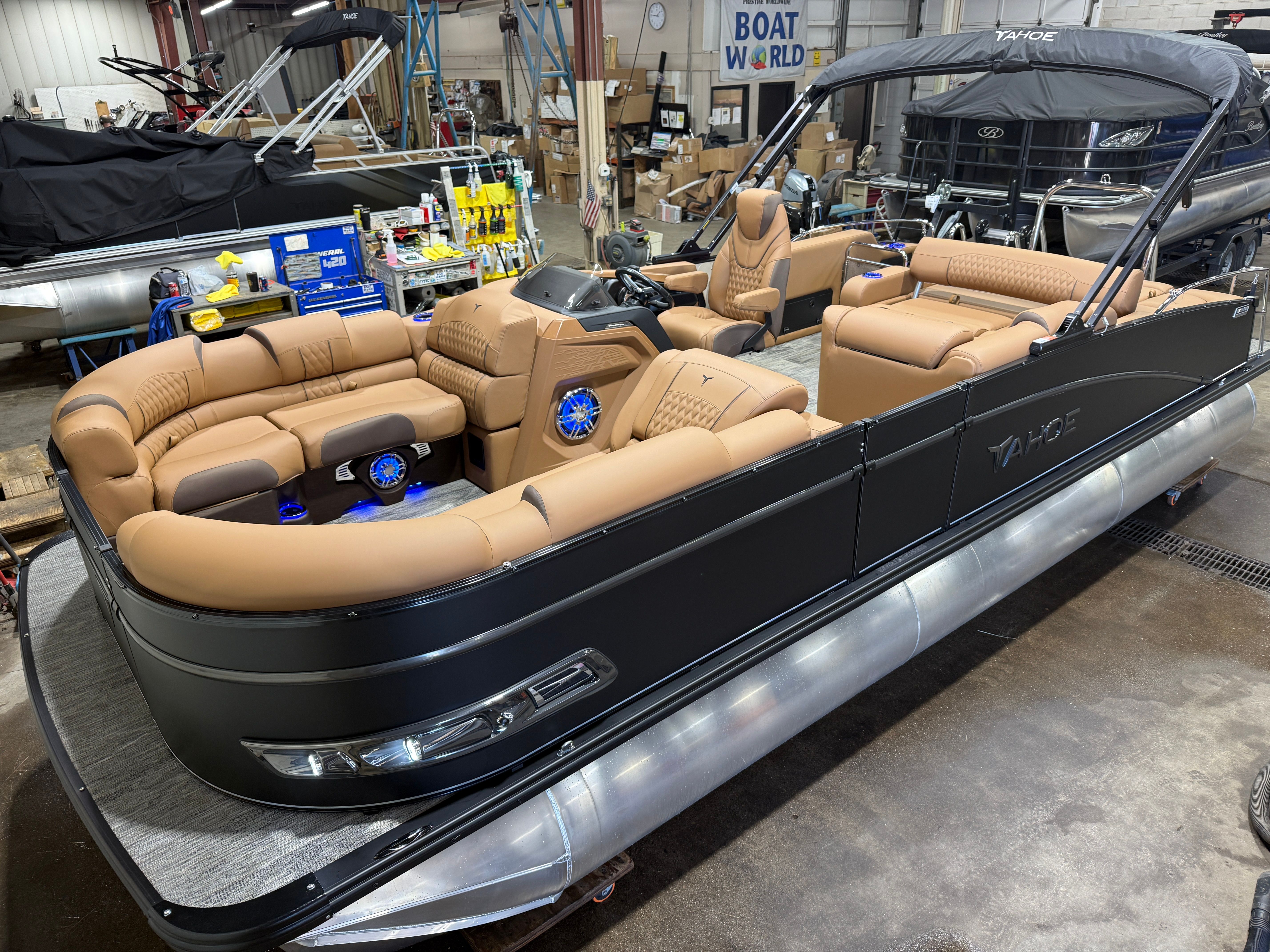 2026 Tahoe Cascade 2385 Swingback (VRB) Tritoon & Honda 4-Stroke EFI
