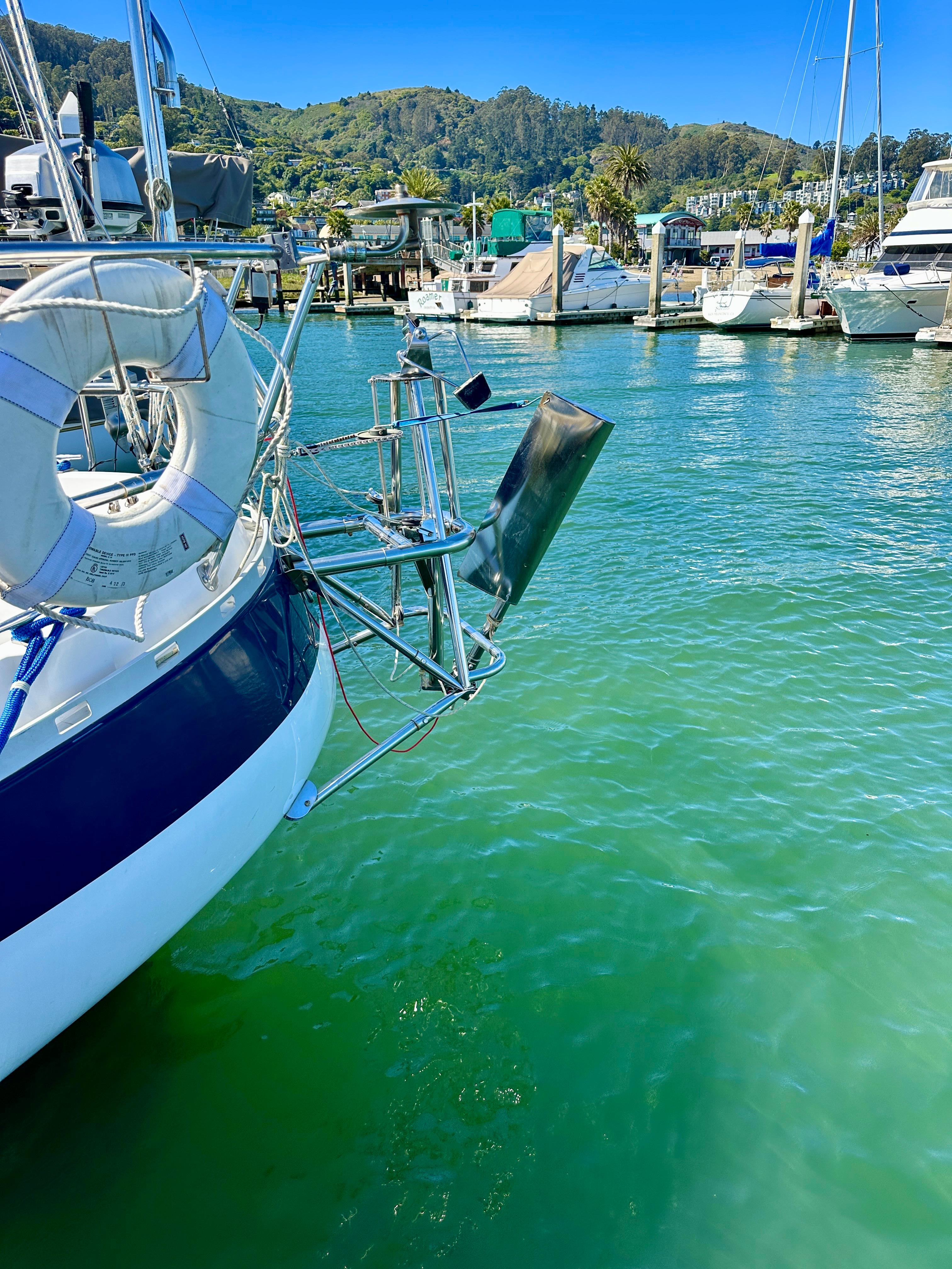 Sailboat Valiant 39 (1996) docked in a marina with clear green water.