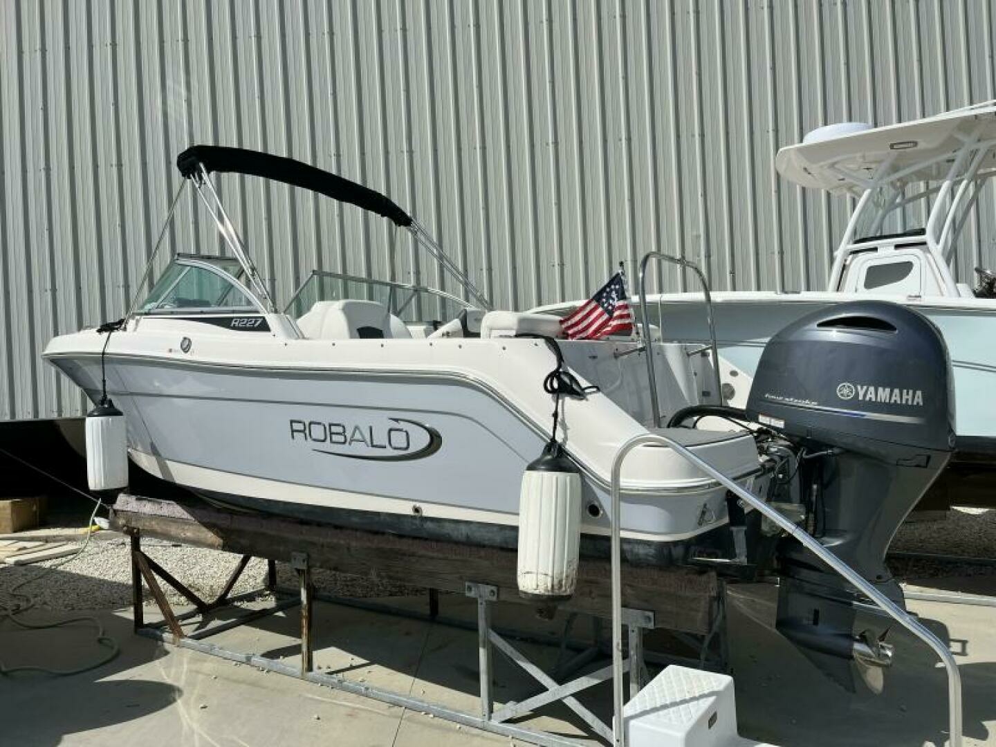2023 Robalo R227 - Image 3