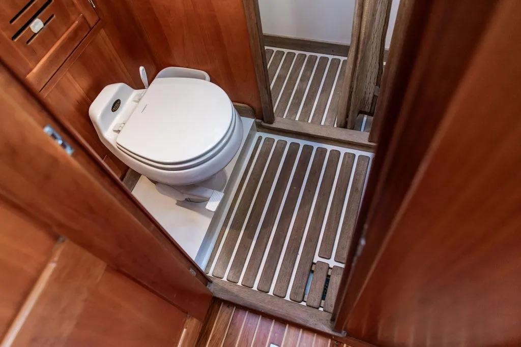 Owner's aft ensuite head