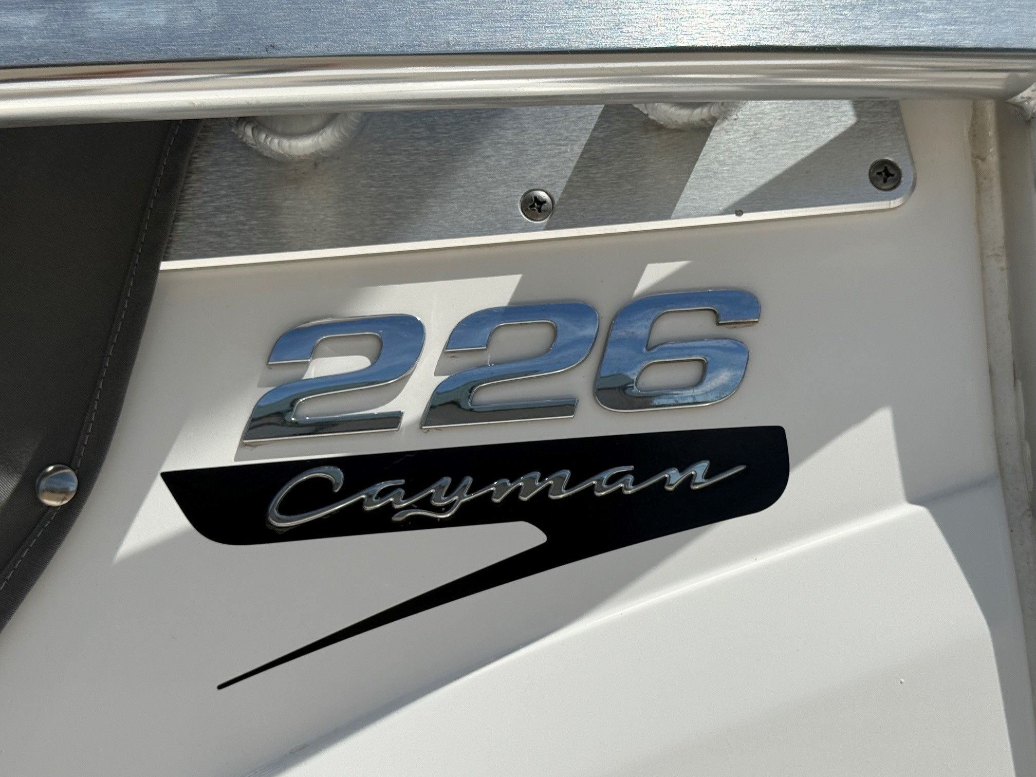 Robalo 226 Cayman boat logo, 2021 model.