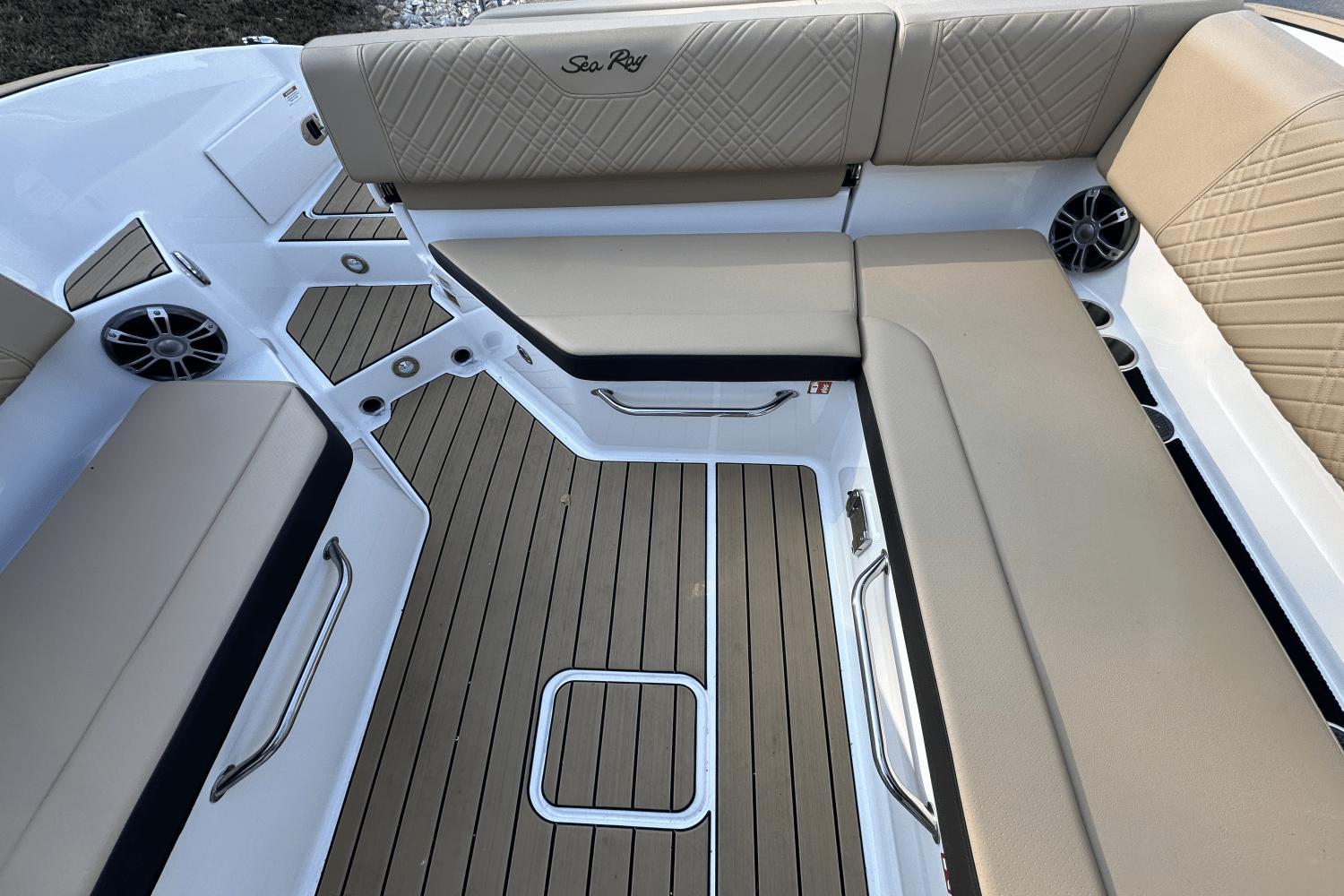 2025 Sea Ray SDX 270 - 18