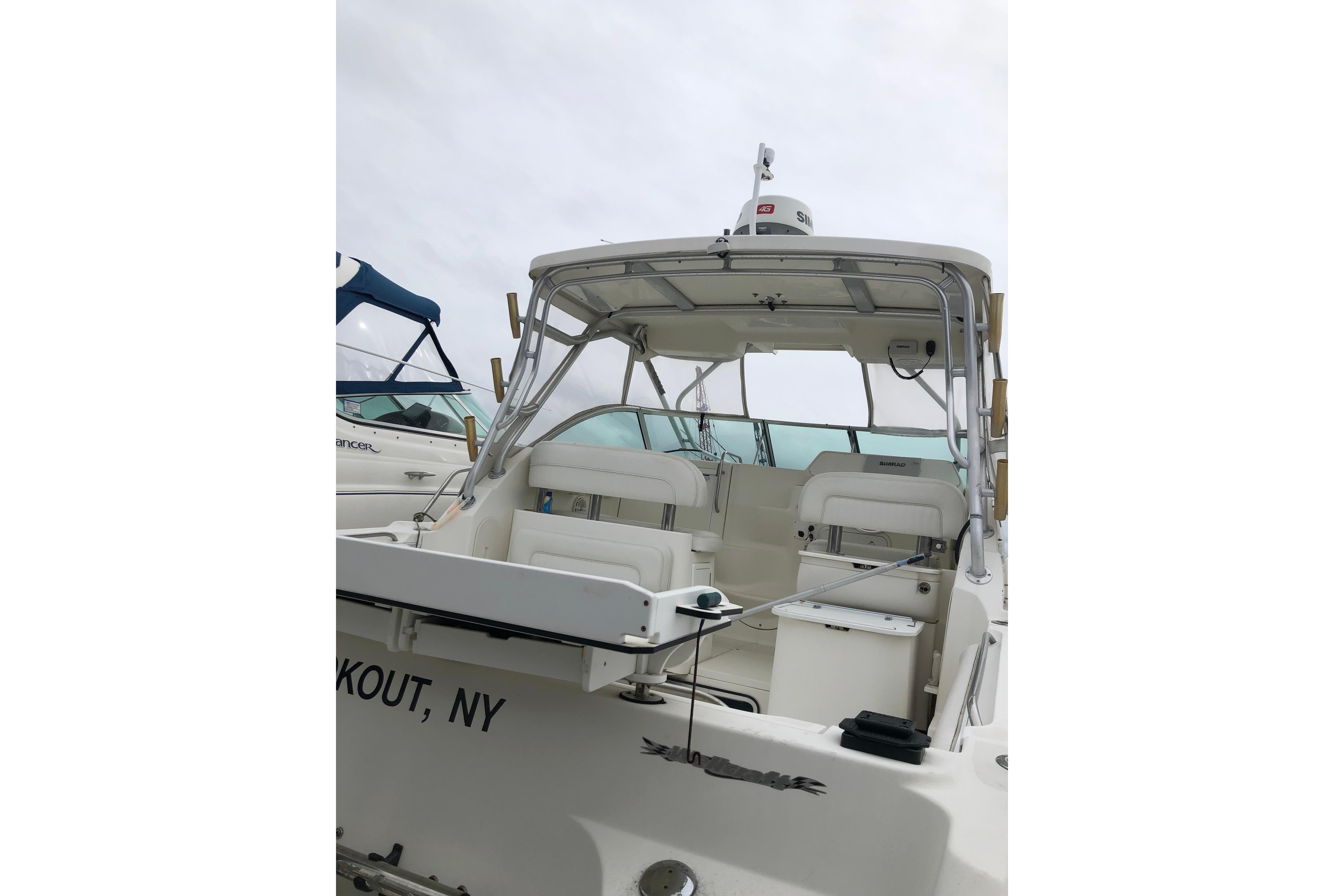 2004 Wellcraft 290 Coastal boat with seating, docked in New York.